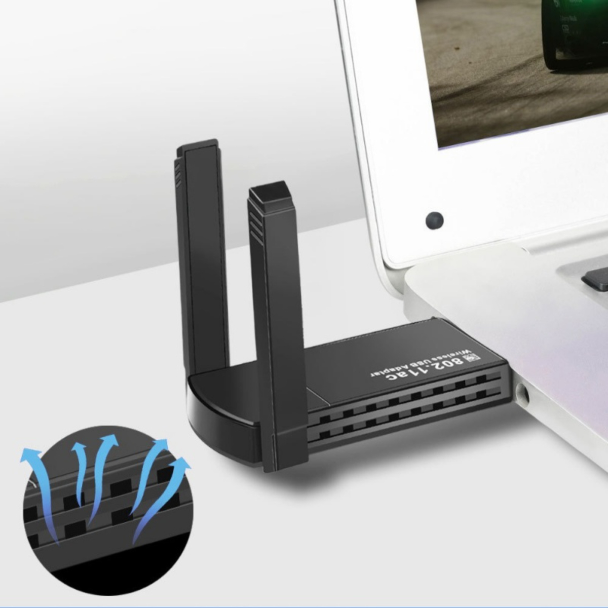 Ein schwarzer drahtloser USB-Adapter ist an einen Laptop angeschlossen. Der Adapter hat zwei Antennen und ein Etikett. Ein Diagramm zeigt den Luftstrom.
