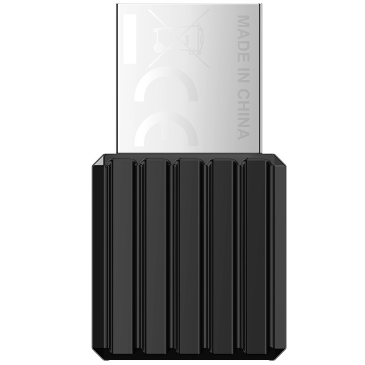 Ein schwarzer USB-Adapter mit vertikalen Linien am Gehäuse. Der obere silberne Teil hat den Text "MADE IN CHINA".