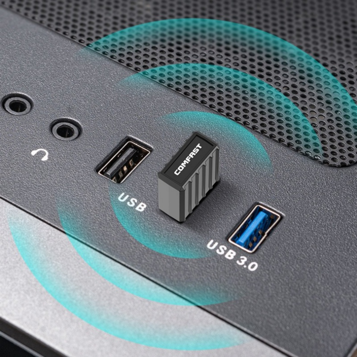USB-Anschlüsse eines Computers und ein Comfast USB-Adapter sind sichtbar. Der Adapter ist grau und schwarz. Es gibt USB 2.0 und USB 3.0 Anschlüsse.