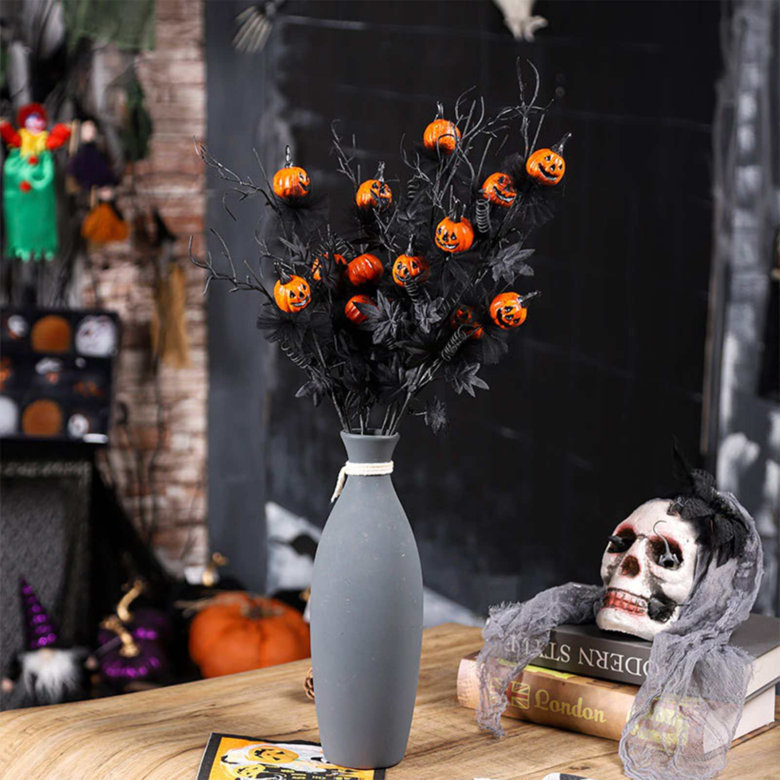 Ein Halloween-Stillleben. Eine Vase mit Kürbisdekor, ein Totenkopf, Bücher und ein Tisch. Der Hintergrund umfasst eine Wand und andere Halloween-Dekorationen.