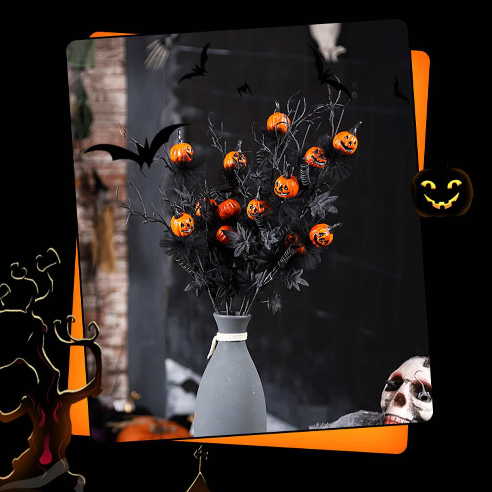 Eine Halloween-Dekoration mit Kürbissen, Fledermäusen und einem Totenkopf im Hintergrund, eine gruselige Szene.