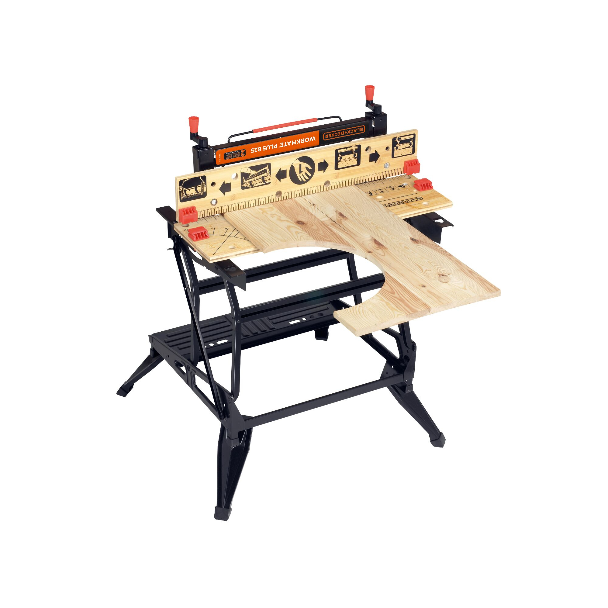 Un banco de trabajo Black & Decker Workmate Plus 825. Tiene una parte superior de madera y patas de metal negro. Está sobre fondo blanco.