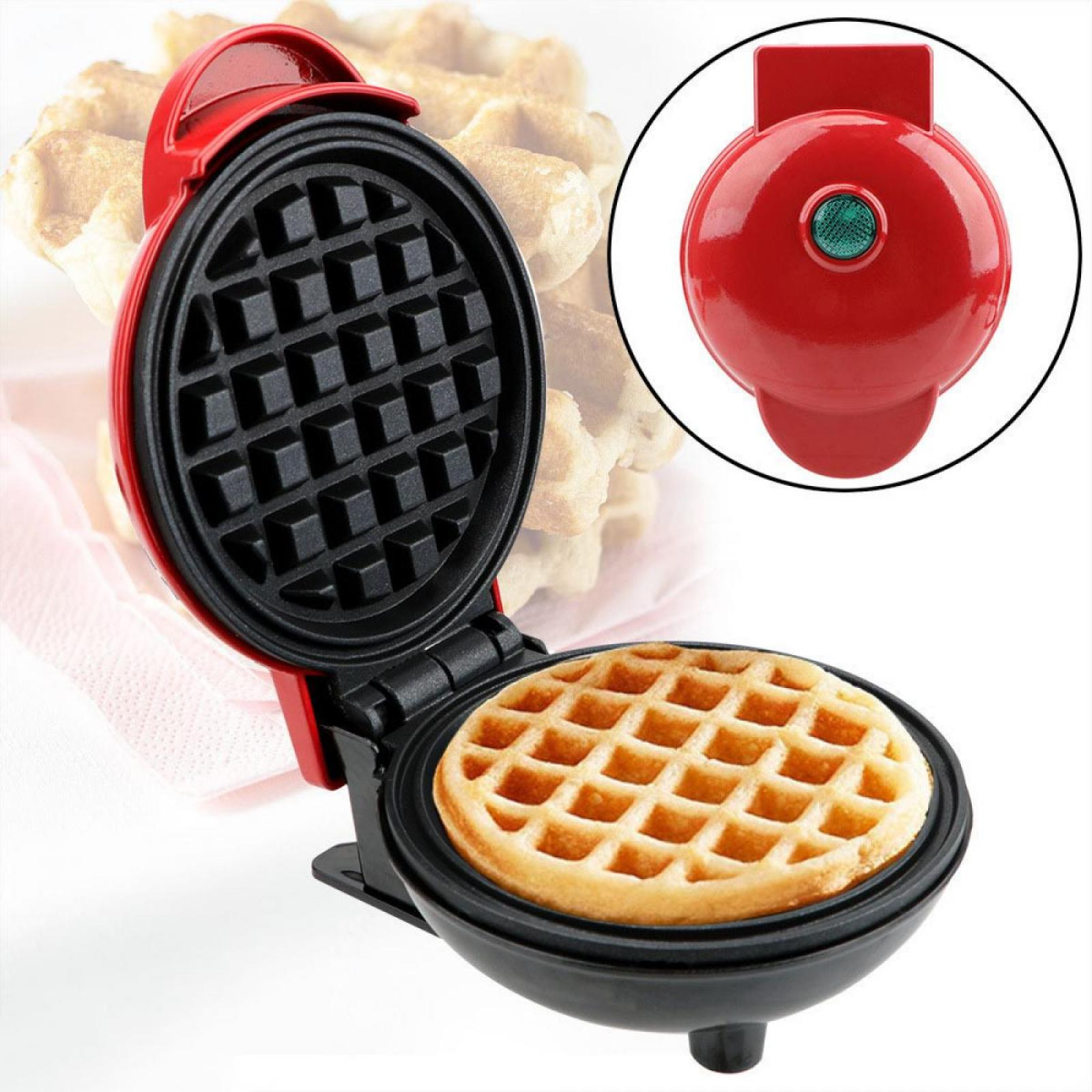 Ein roter Waffeleisen mit einer darin gebackenen Waffel. Zusätzliche Details des Waffeleisens sind rechts oben zu sehen.