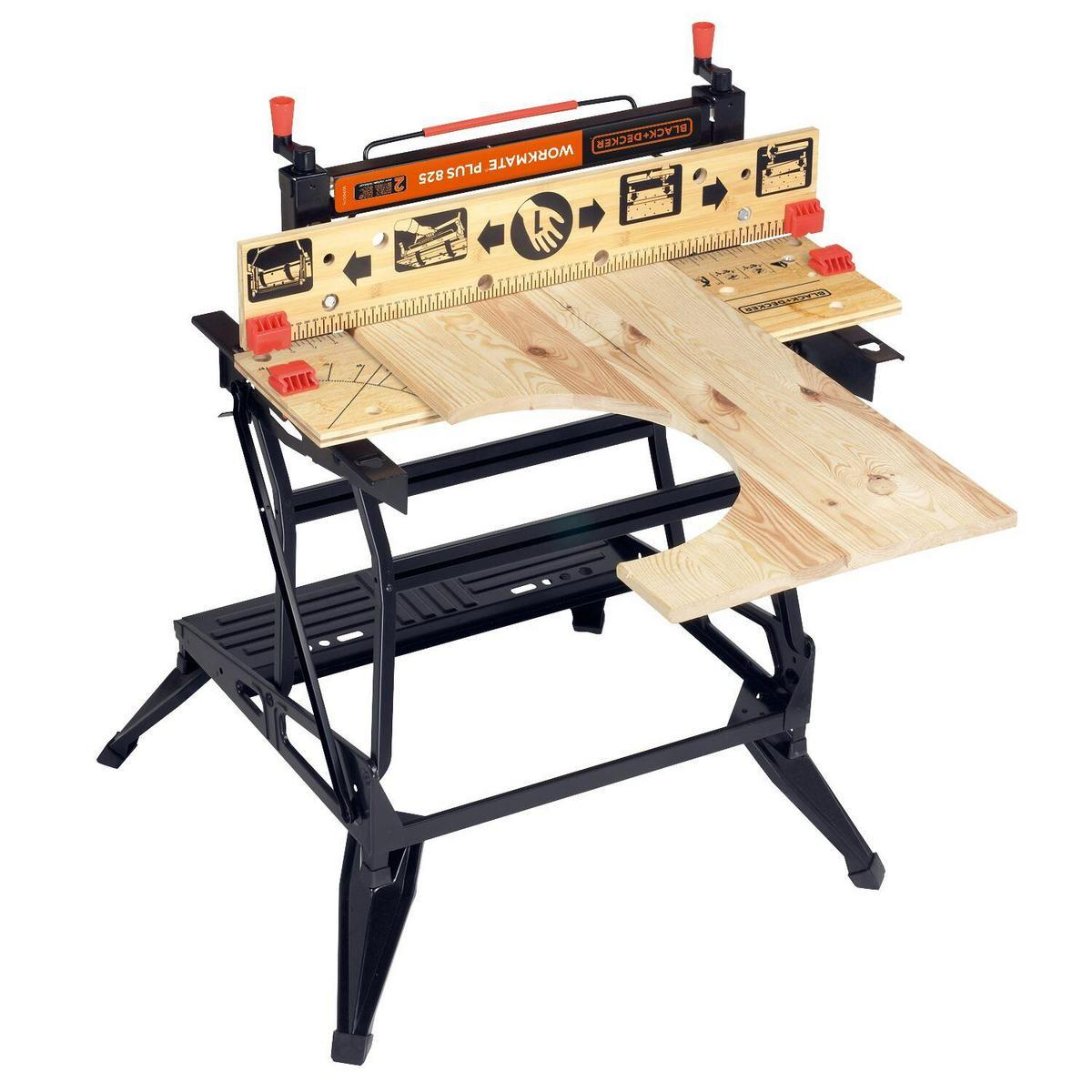 Un banco de trabajo Black+Decker Workmate Plus 825 con una tabla de madera, marco de metal y abrazaderas rojas. El conjunto está sobre fondo blanco.