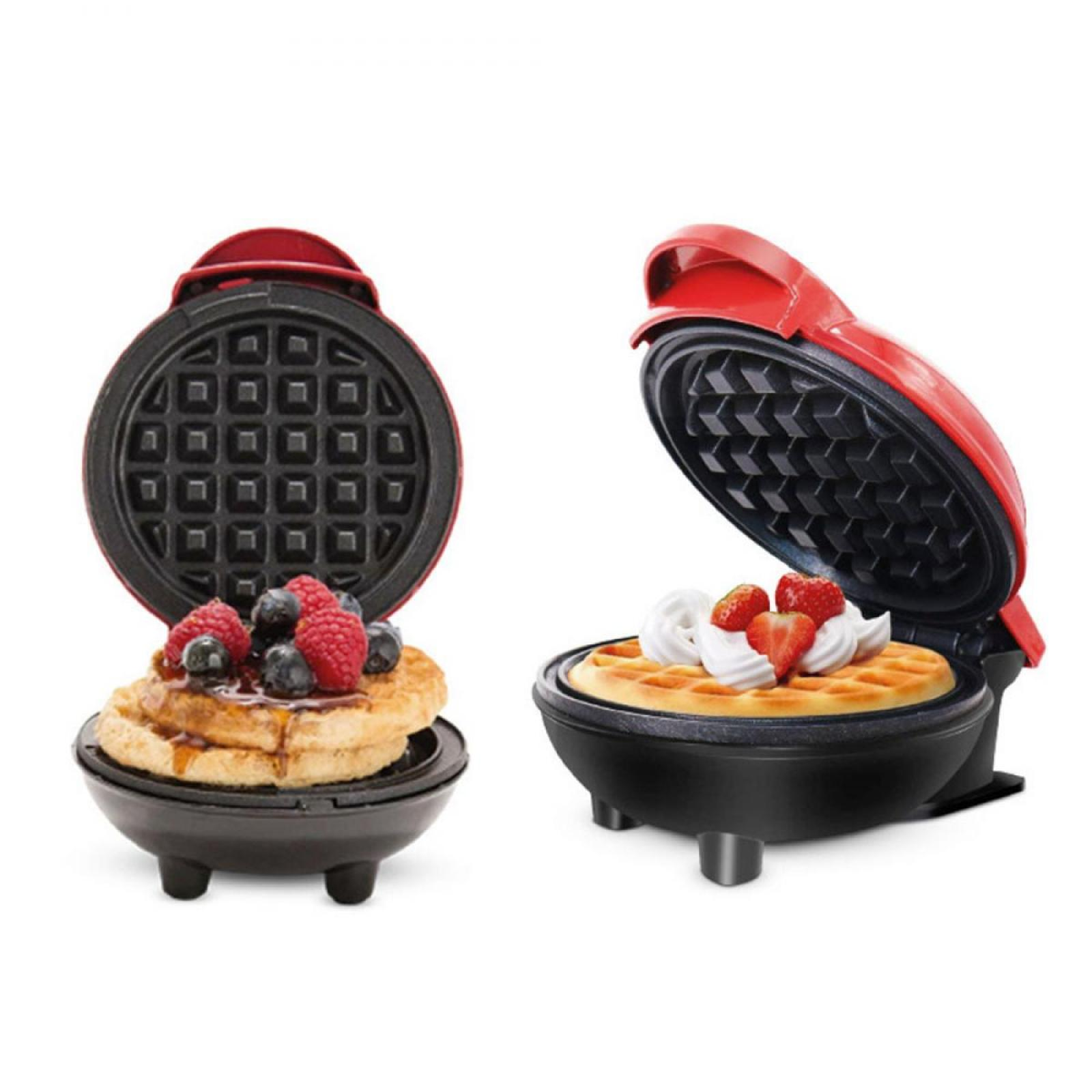 Zwei Waffeleisen, eines mit Beeren und Sirup, das andere mit Schlagsahne und Erdbeeren. Beide sind rot und schwarz.