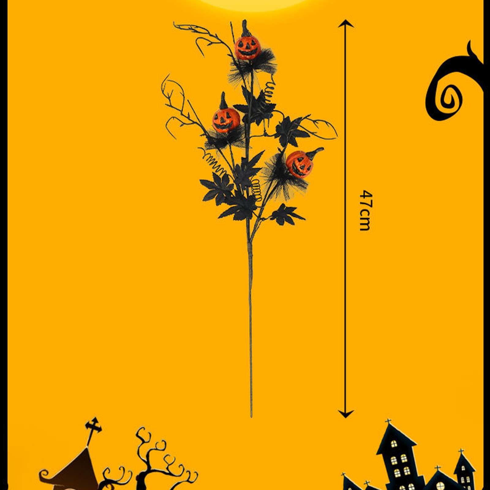 Halloween-Dekoration mit drei Kürbisköpfen, schwarzen Blättern und einem orangefarbenen Hintergrund mit gruseligen Silhouetten.