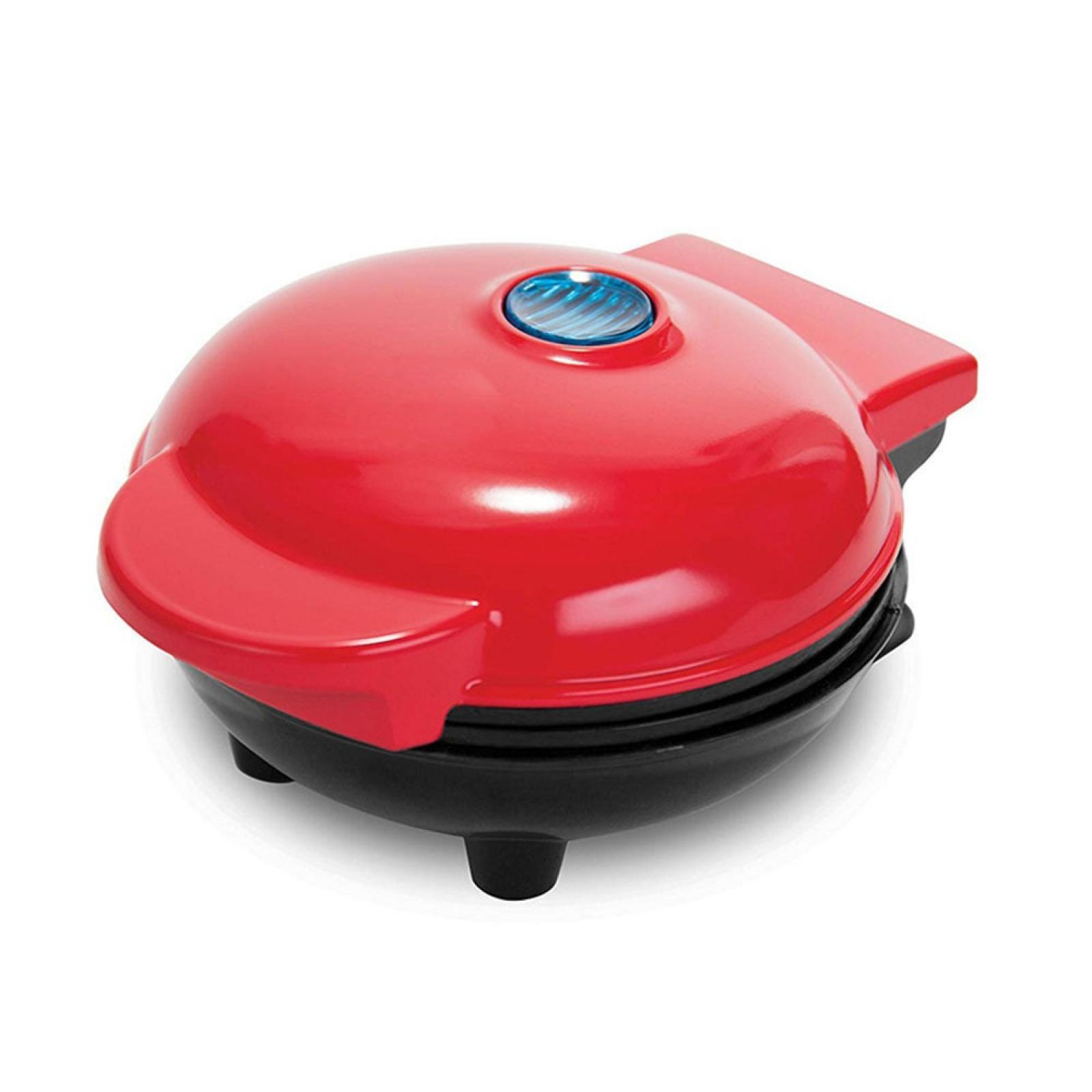 Ein rot-schwarzer Waffeleisen. Es hat eine abgerundete Oberseite mit einem blauen Knopf und einem Griff.