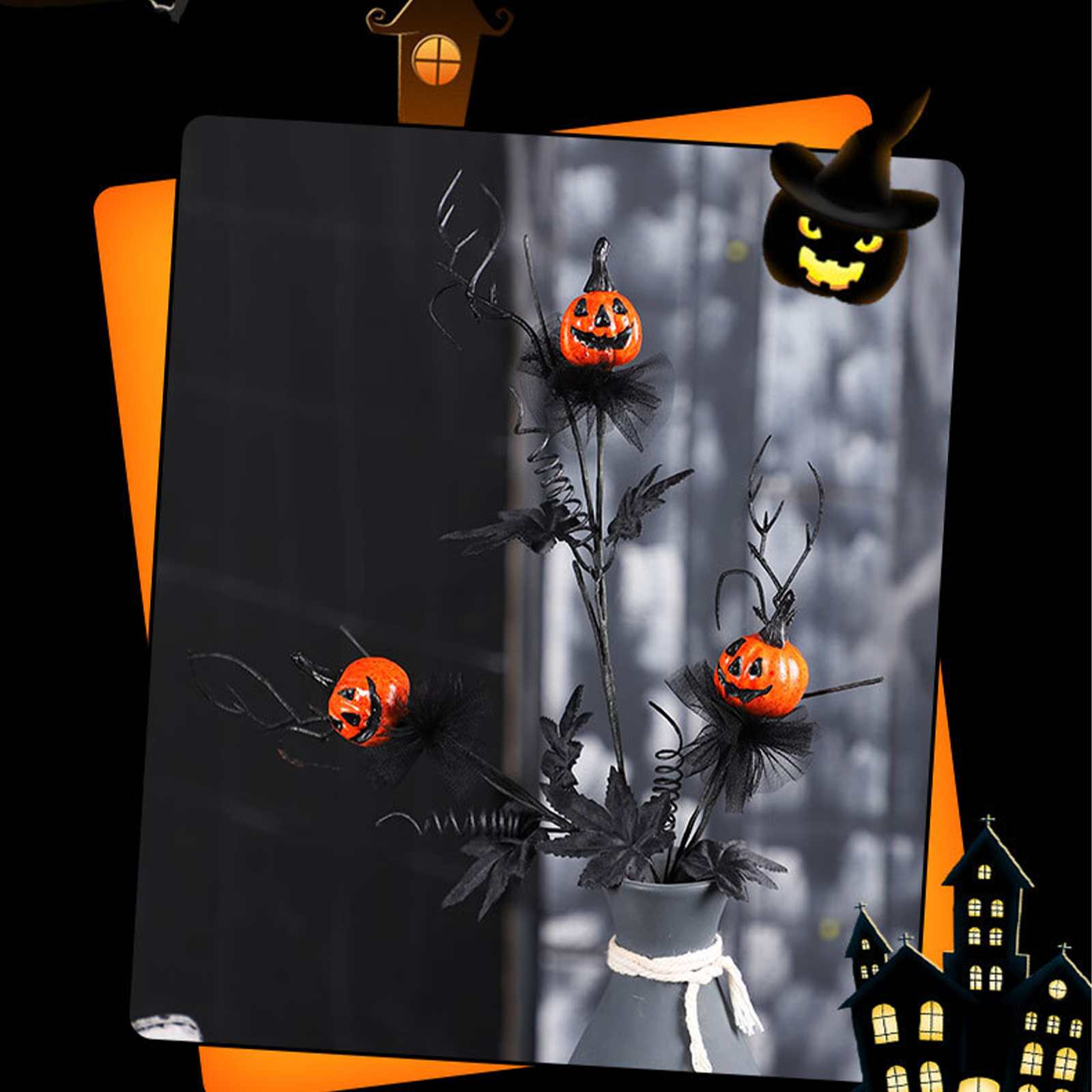 Halloween-Dekoration mit orangefarbenen Kürbissen, schwarzen Zweigen und einem Hexenhut. Eine graue Vase hält die Anordnung.