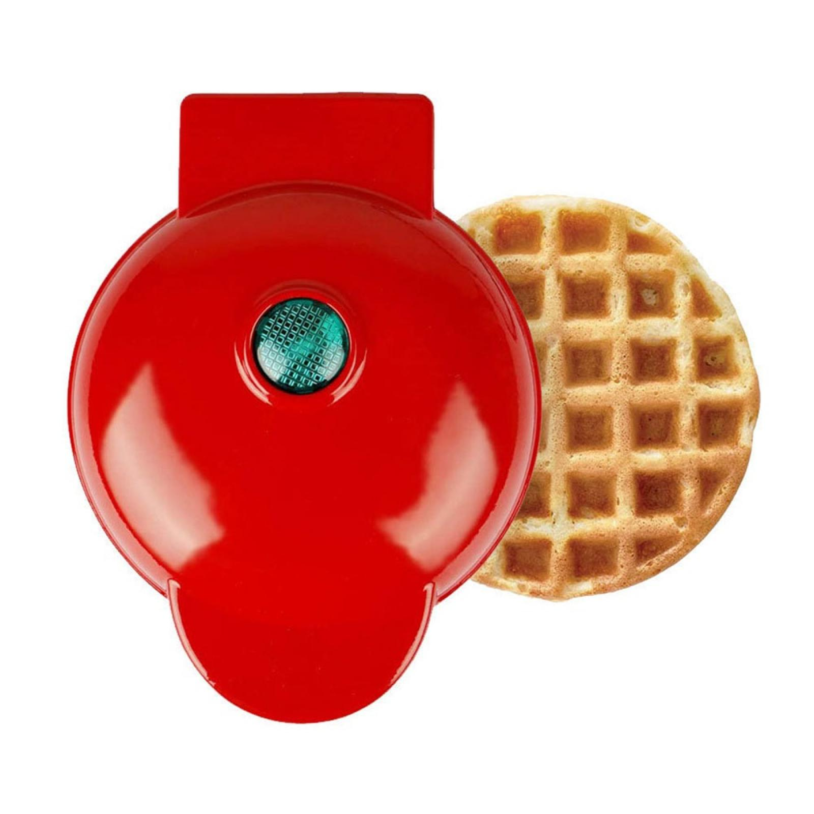 Ein roter Waffeleisen mit grünem Licht und eine runde, goldene Waffel. Der Waffeleisen ist geöffnet, wodurch eine Waffel sichtbar wird.