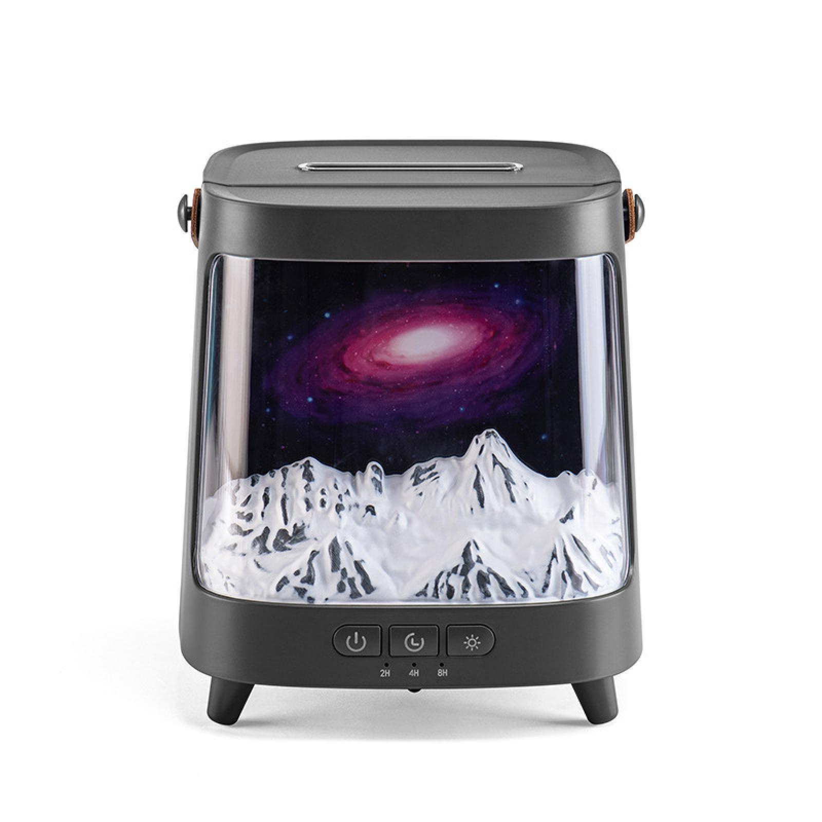Ein Nachtlicht mit Galaxienbild hinter Bergmodellen. Knöpfe an der Basis für Ein/Aus, Timer und Lichteinstellungen.