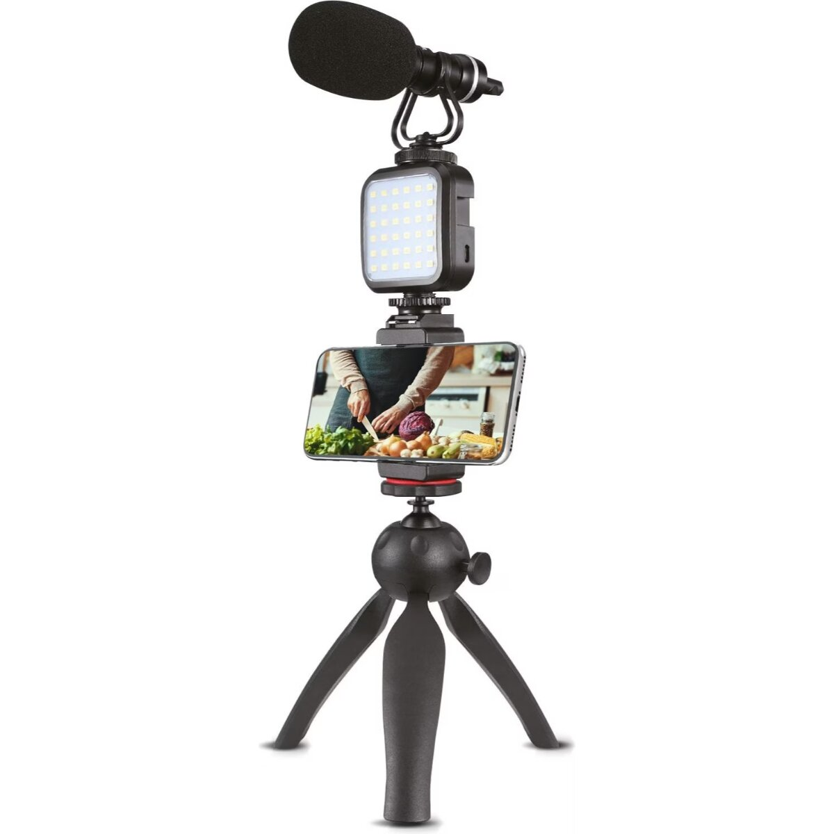 Een smartphone op een statief met een lamp en microfoon neemt een persoon op die eten bereidt op een aanrecht.