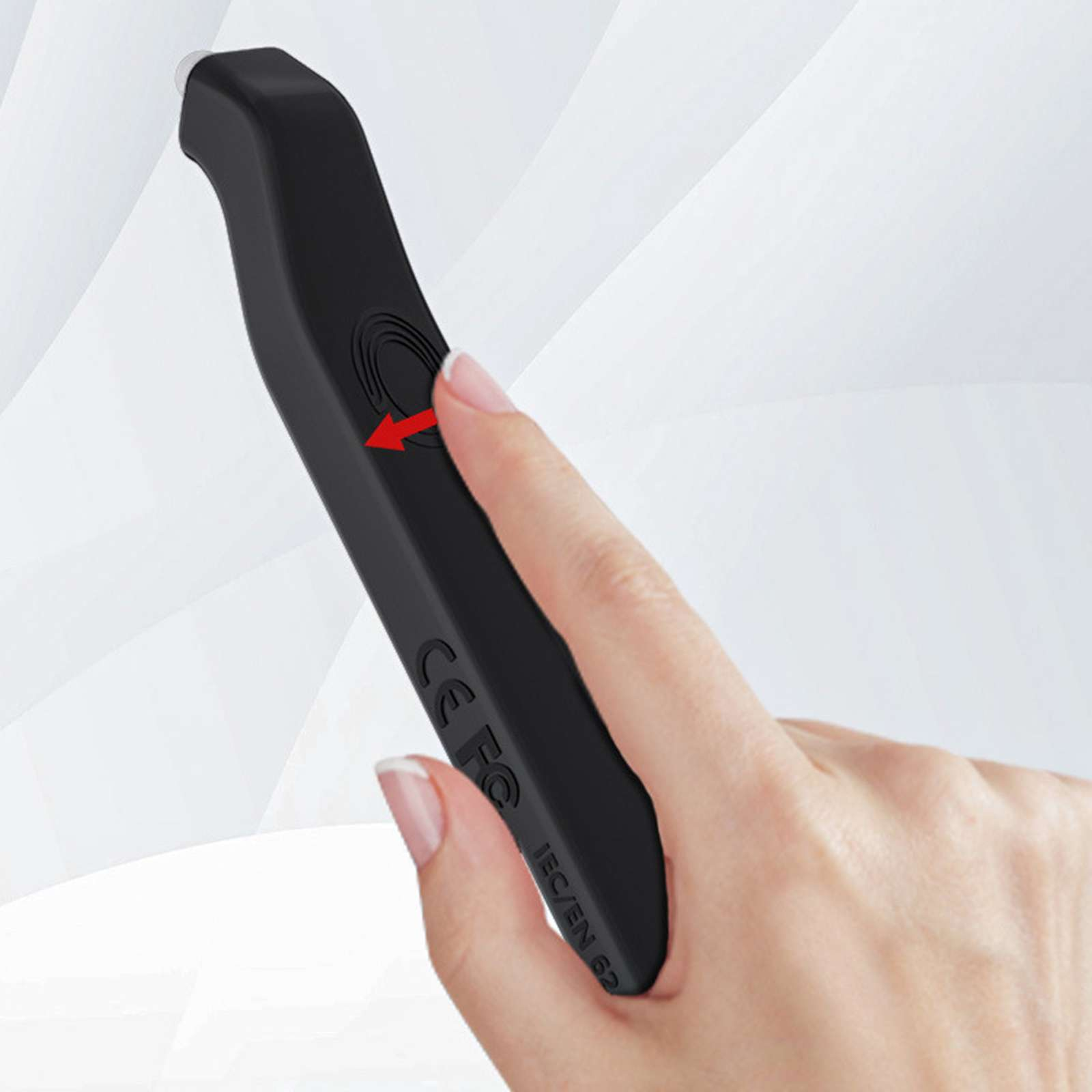 Eine Hand drückt eine Taste auf einem schwarzen Gerät, ein roter Pfeil zeigt die Aktion an. Der Hintergrund ist weiß.