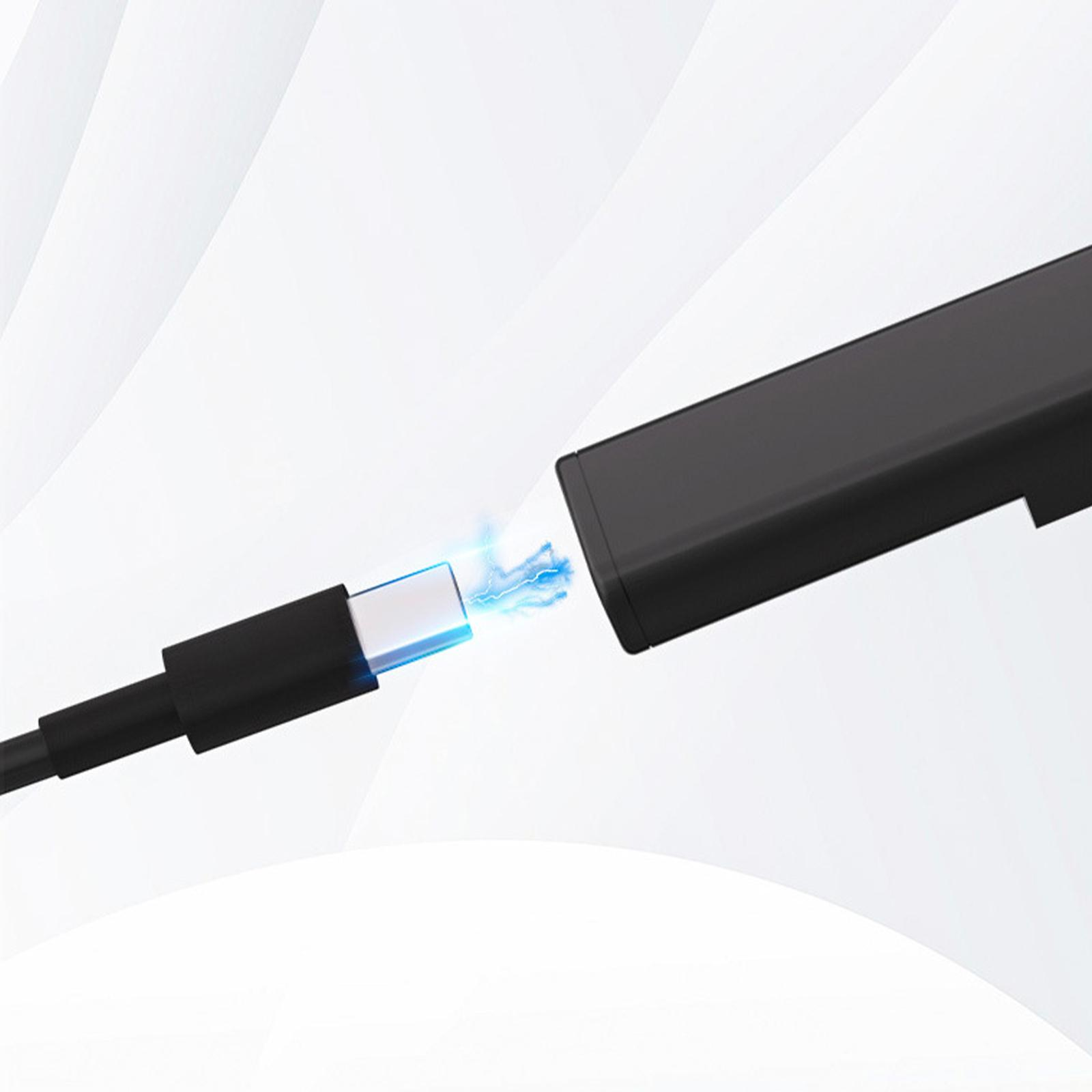 Ein schwarzes USB-C-Kabel, das mit einem schwarzen Gerät verbunden ist. Blaue Energiebögen dazwischen.