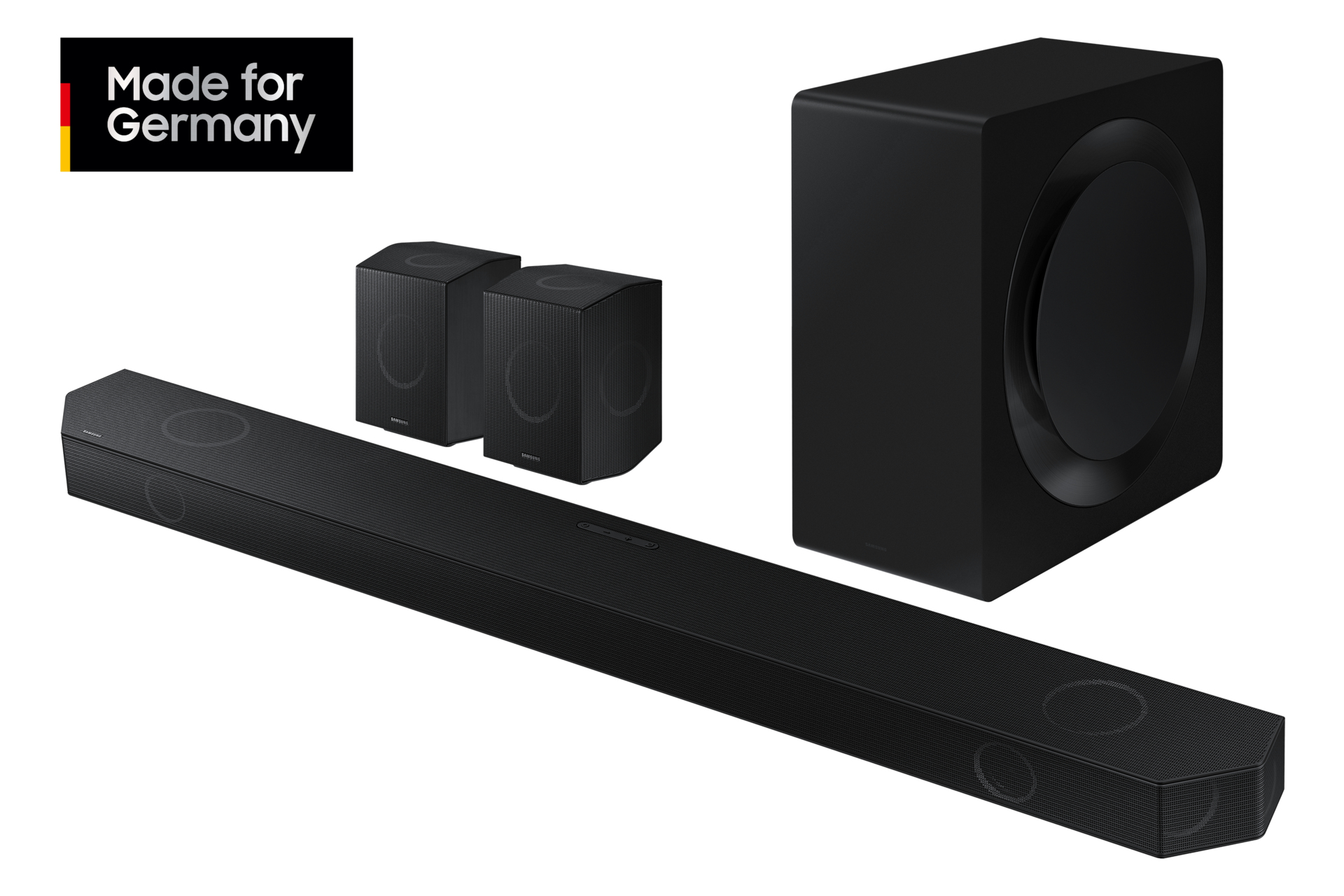 Ein schwarzes Samsung-Soundsystem mit Soundbar, zwei Lautsprechern und einem Subwoofer. Made for Germany.