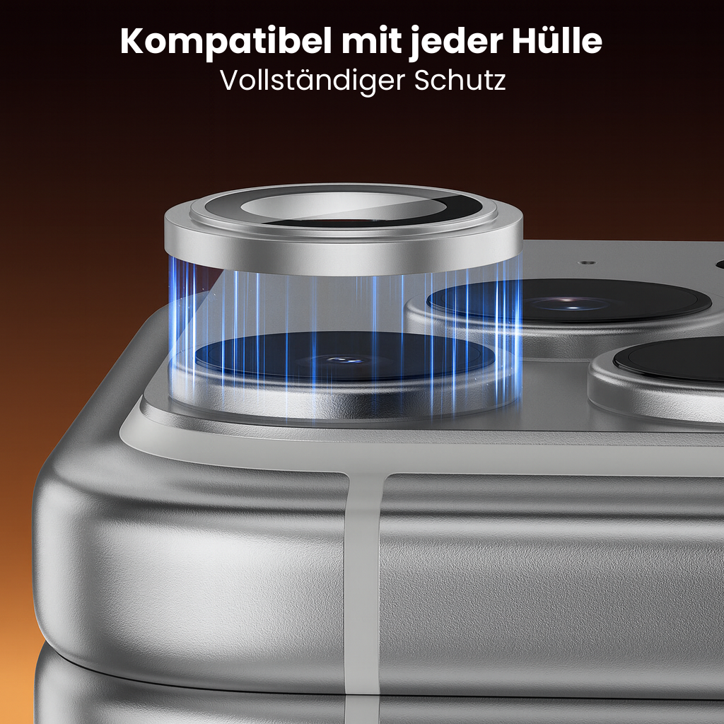 Nahaufnahme eines Kameraschutzglases für Telefone. Der metallische Schutz befindet sich über den Linsen des Telefons. Text auf Deutsch: Kompatibel mit jeder Hülle.