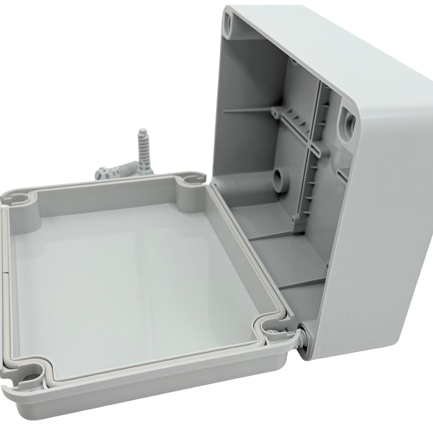 Geöffnete graue Plastikbox. Deckel ist offen, Innenraum sichtbar. Scharniere und Schraube sichtbar. Weißer Hintergrund.