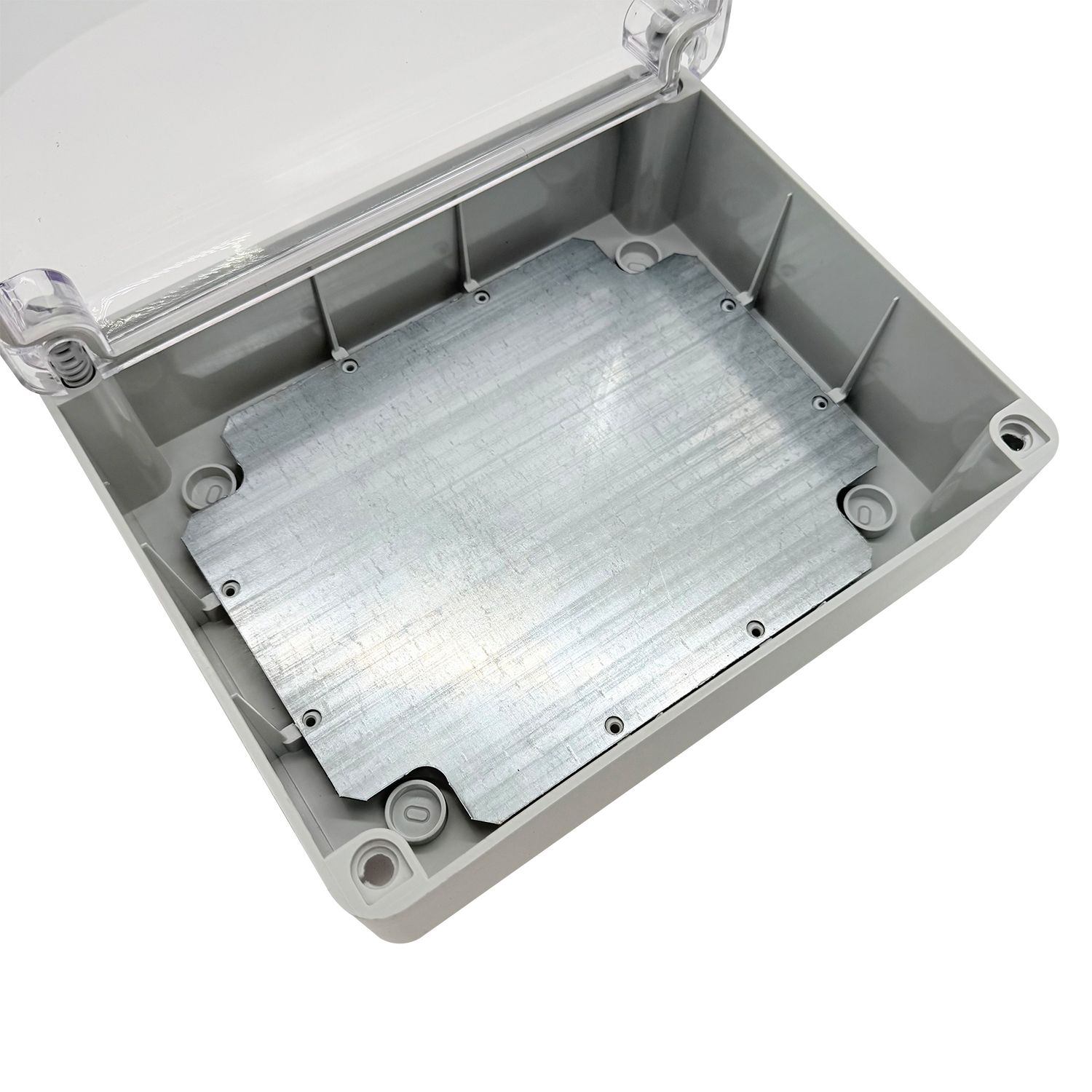 Eine graue Kunststoff-Elektrobox mit einer Metallplatte im Inneren. Der Deckel ist klar und teilweise geöffnet.