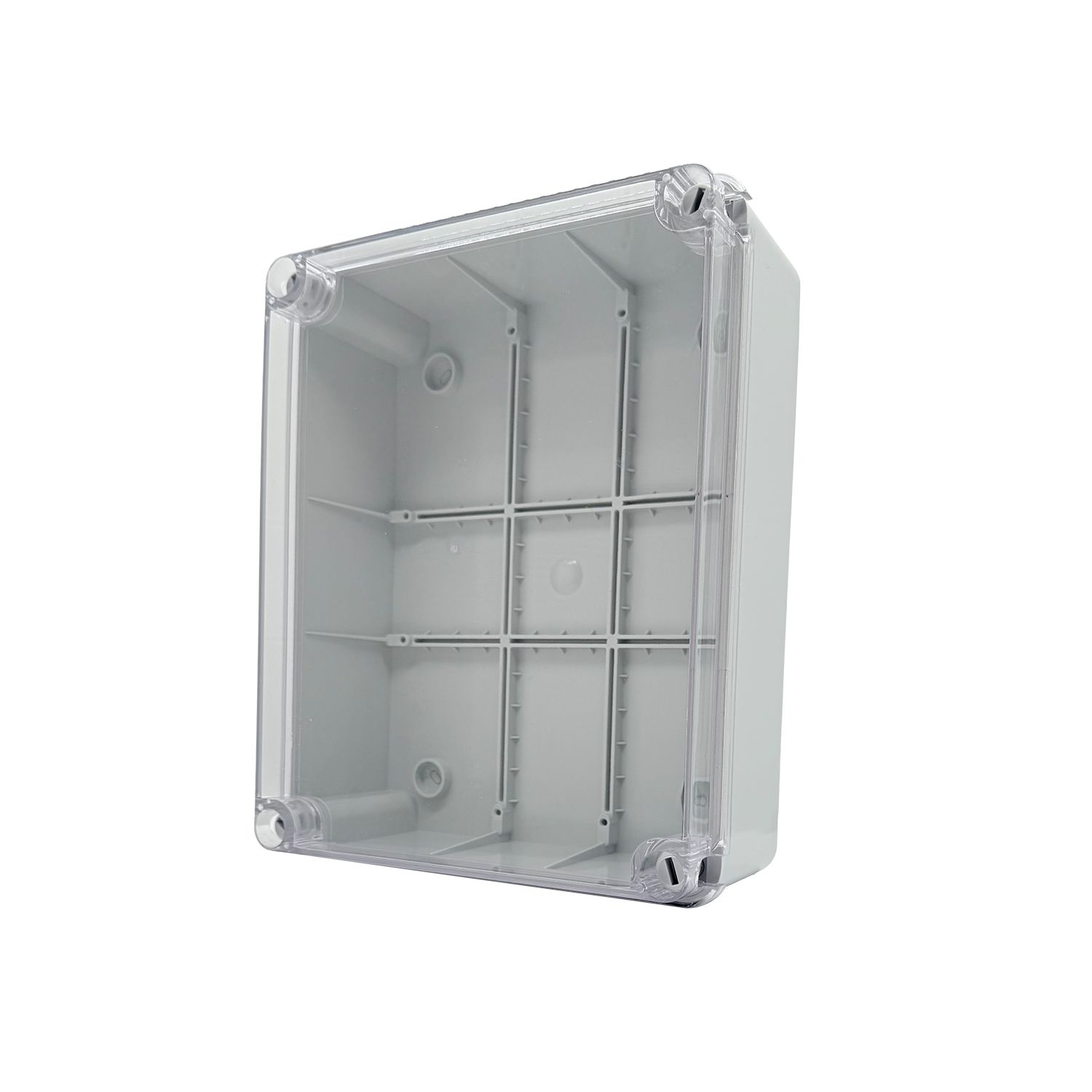 Eine graue Elektrokiste mit transparentem Deckel. Der Deckel ist transparent und die Box hat interne Trennwände. Isoliert auf Weiß.
