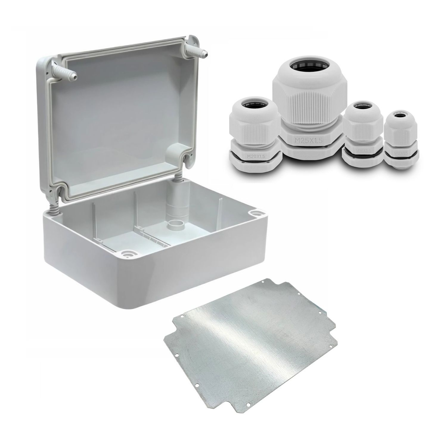 Offene weiße Kunststoffbox mit Deckel und Metallplatte. Außerdem befinden sich vier weiße Kabelverschraubungen auf der rechten Seite.