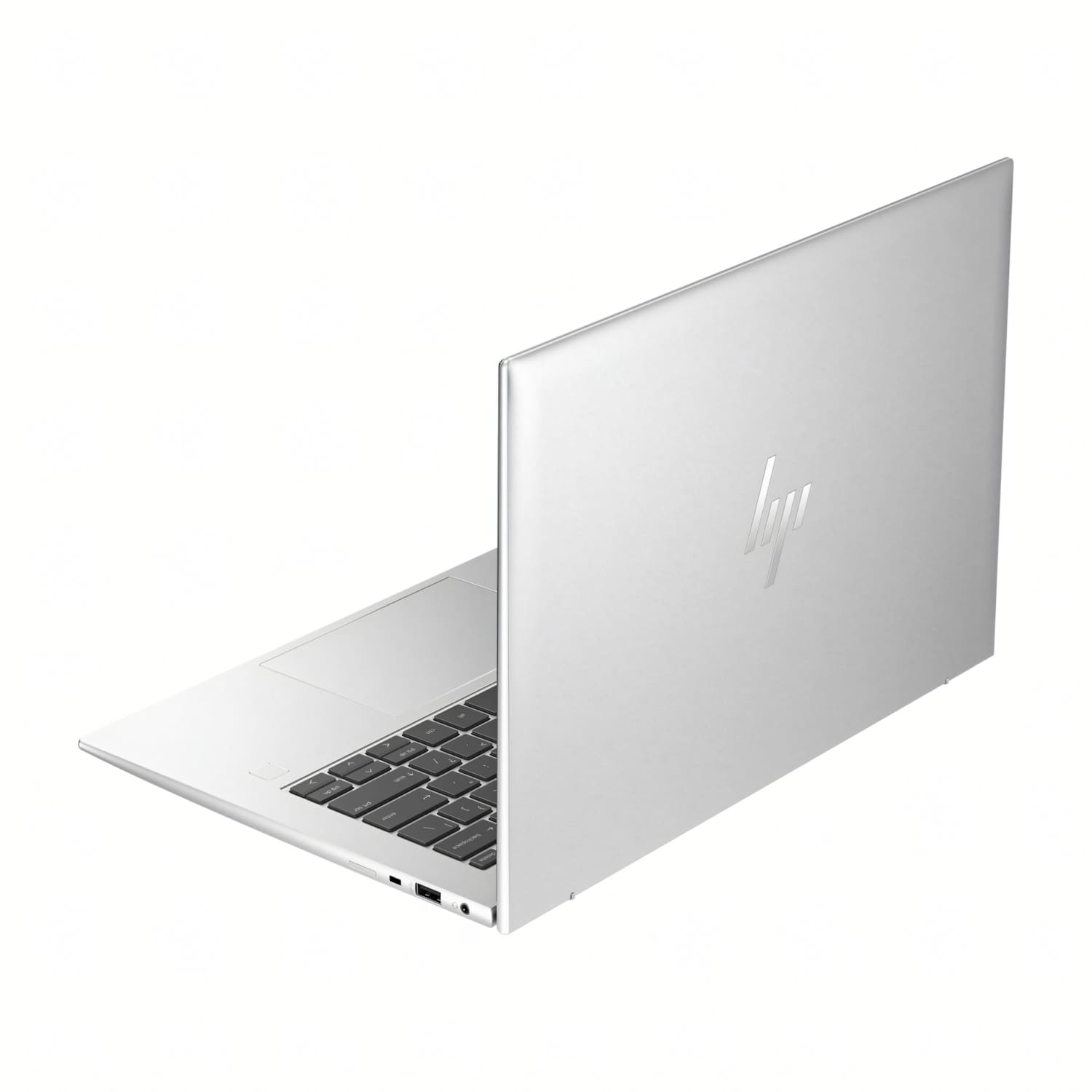 Un portátil plateado está ligeramente abierto, mostrando su teclado. El logotipo de HP está en la tapa. El fondo es blanco.