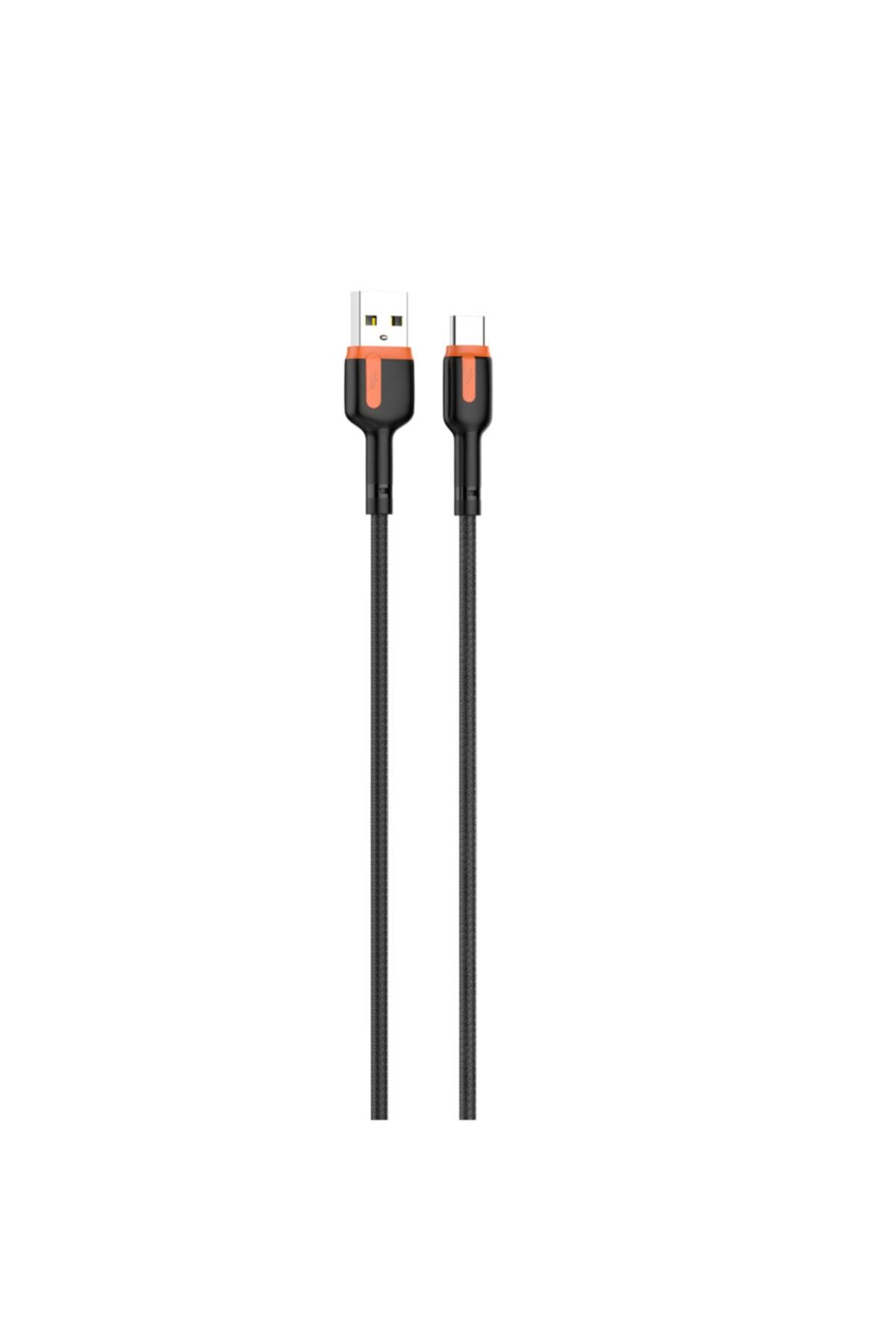 Turuncu detaylı siyah bir USB kablosu. USB-A ve USB-C konektörleri bulunur. Arka plan beyazdır.