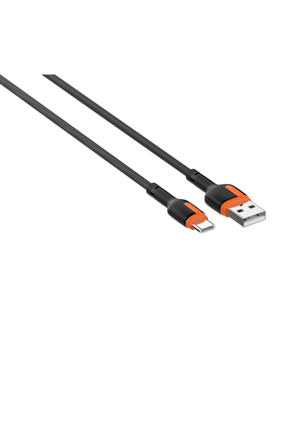 Beyaz zemin üzerinde, turuncu detaylı ve farklı uçlara sahip iki siyah USB kablosu.