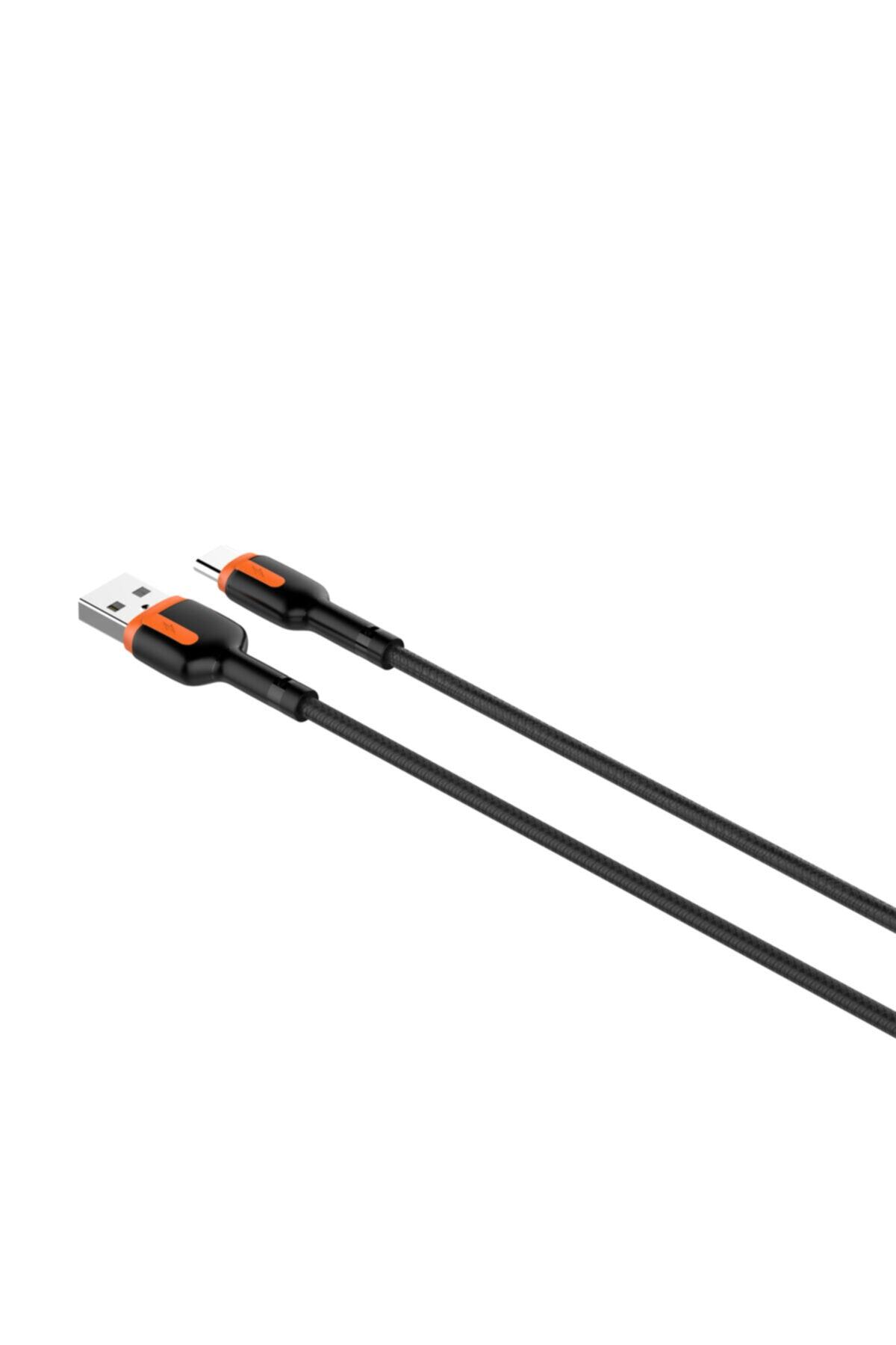 Turuncu detaylı iki siyah USB kablosu, beyaz bir zemin üzerinde çapraz duruyor.