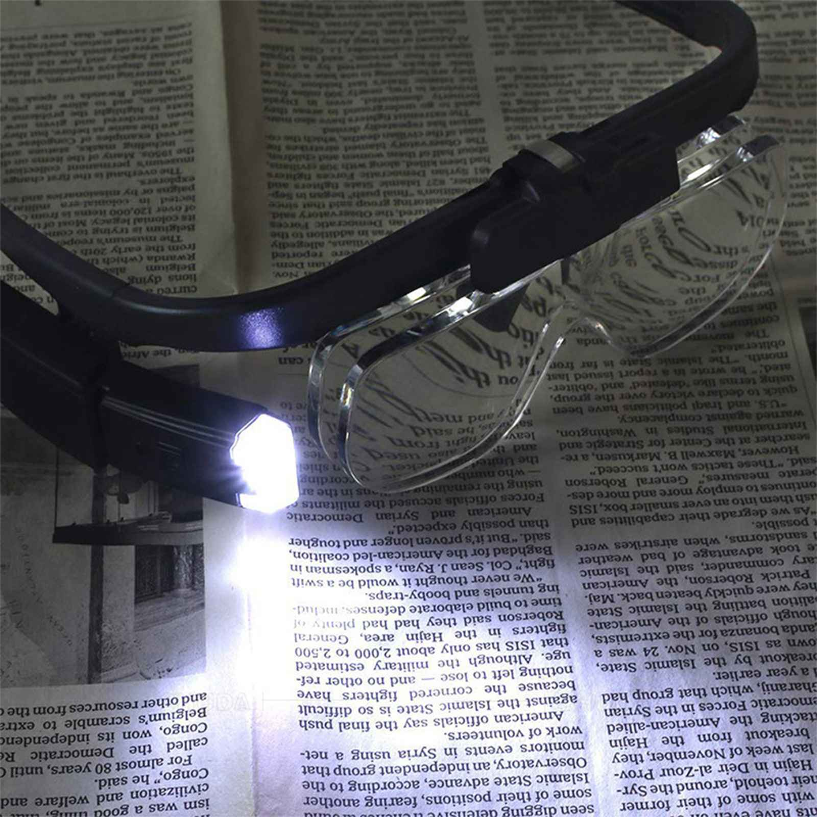 Lupe mit angebrachter Lampe über Zeitung. Fokus auf dem Text.