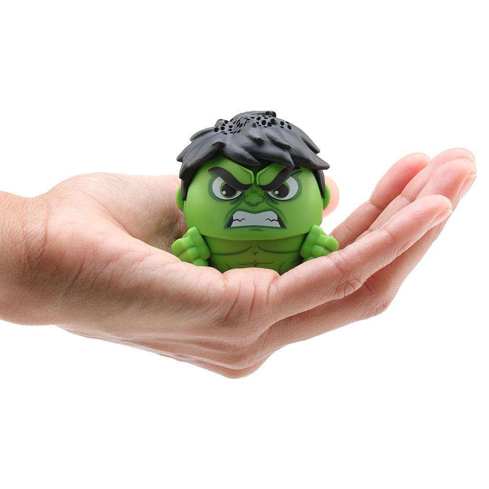 Eine grüne Hulk-Figur mit schwarzen Haaren wird in den Händen einer Person gehalten. Die Figur hat einen wütenden Gesichtsausdruck.