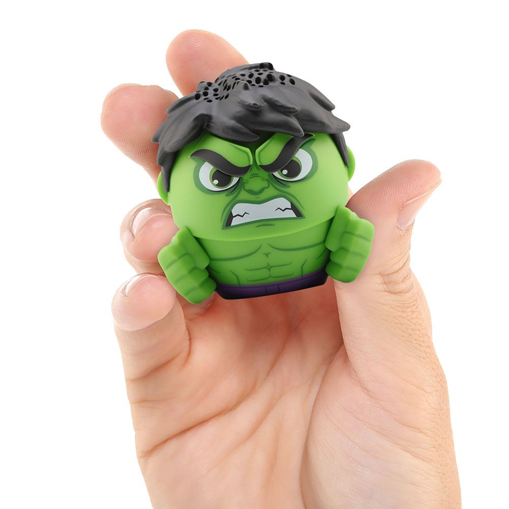 Eine Hand hält eine grüne Hulk-Figur. Die Figur hat schwarzes Haar, ein wütendes Gesicht und lila Shorts.