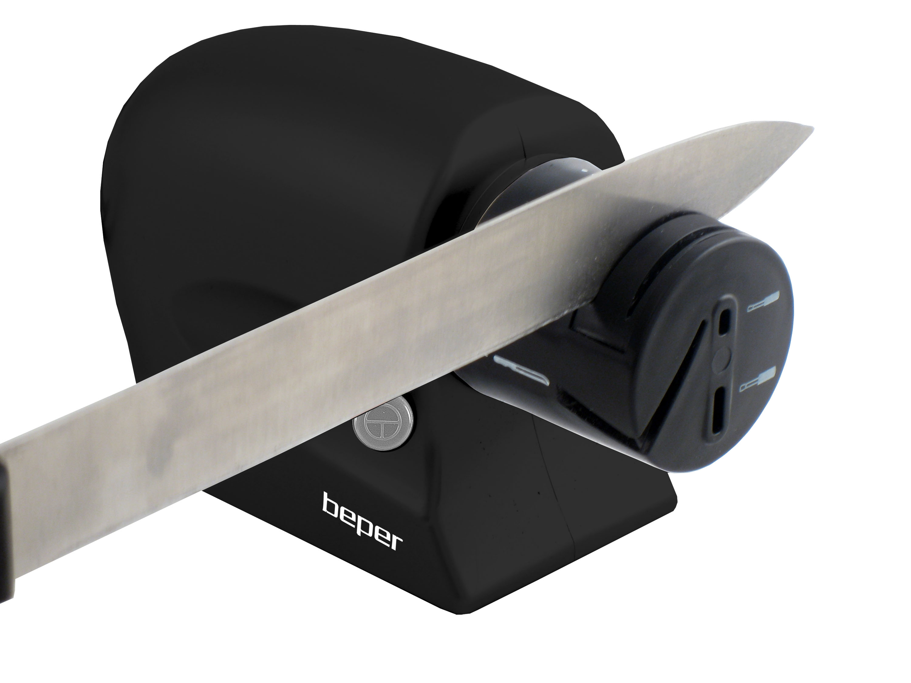 Un affilacoltelli elettrico nero con un coltello in acciaio inox in fase di affilatura. È visibile il marchio 'beper'.