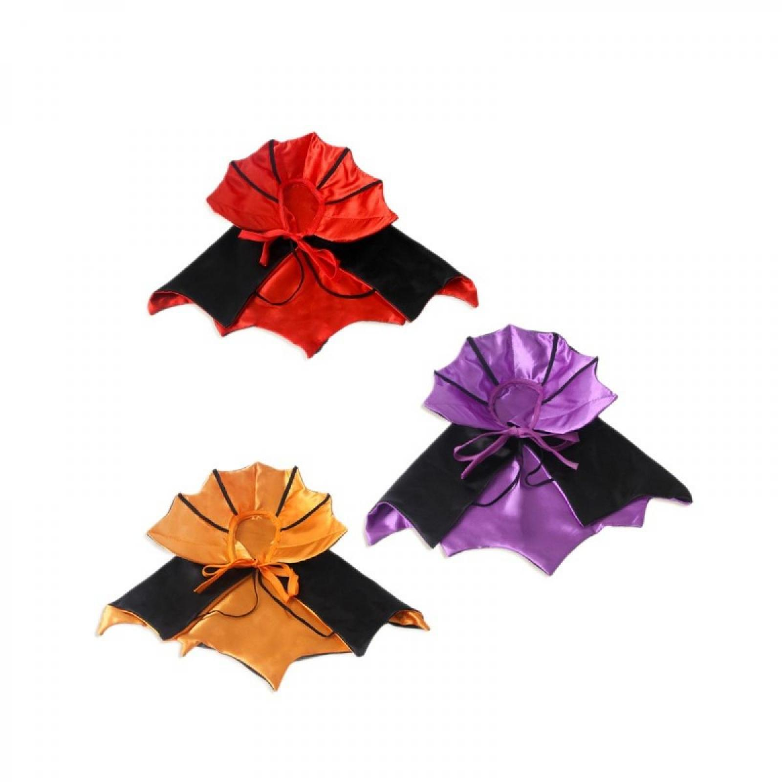 Drei Halloween-Umhänge. Rote, orangefarbene und lila Satin-Umhänge mit schwarzen Kragen und Fliegen, vor weißem Hintergrund.