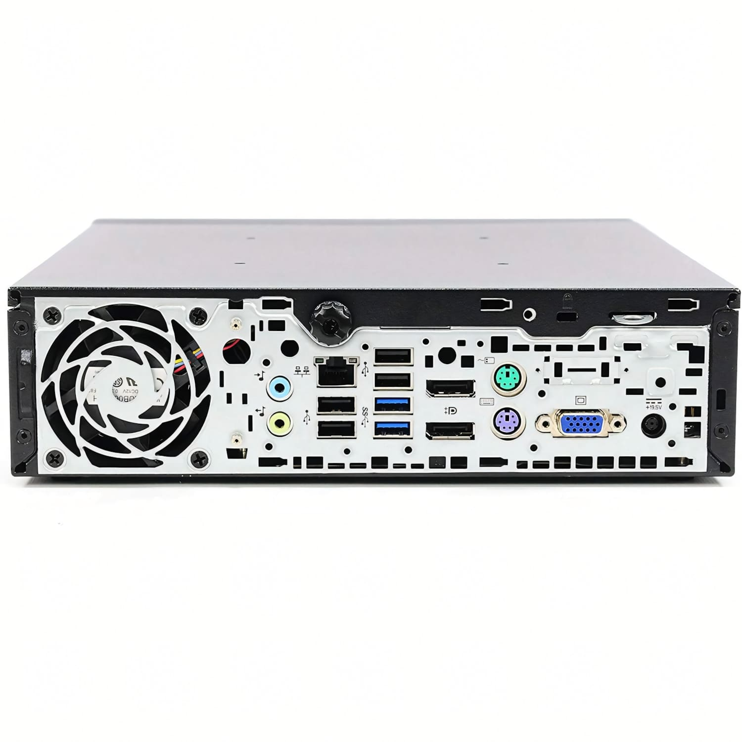 La parte trasera de una computadora negra. Tiene varios puertos, un ventilador y un conector de fuente de alimentación. El fondo es blanco.