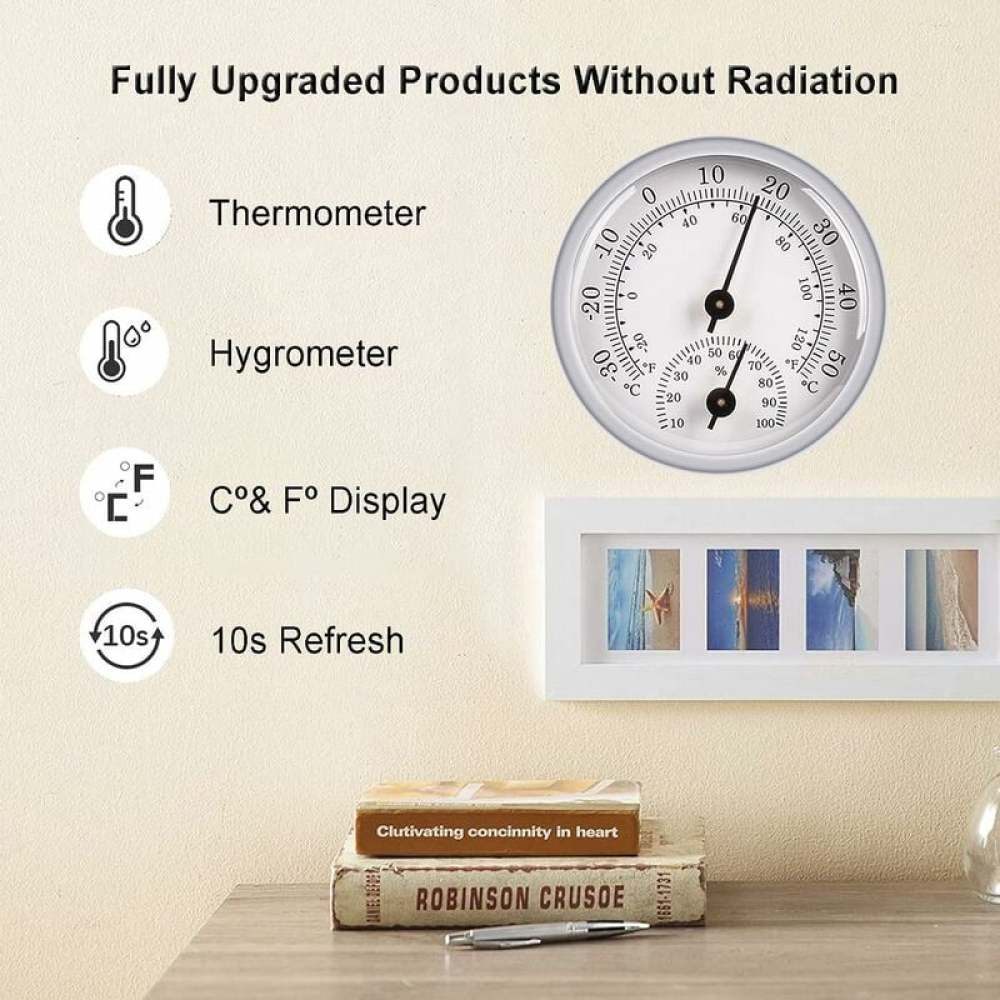 Thermometer, Hygrometer und Bilder an der Wand. Bücher auf einem Tisch.