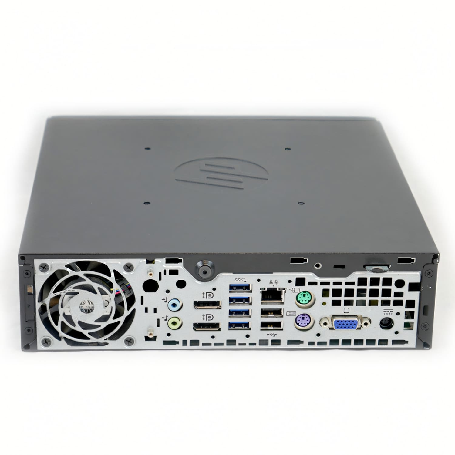 Una computadora HP negra sobre una superficie blanca. La parte trasera tiene varios puertos, un ventilador y el logotipo de HP. La parte superior es gris.