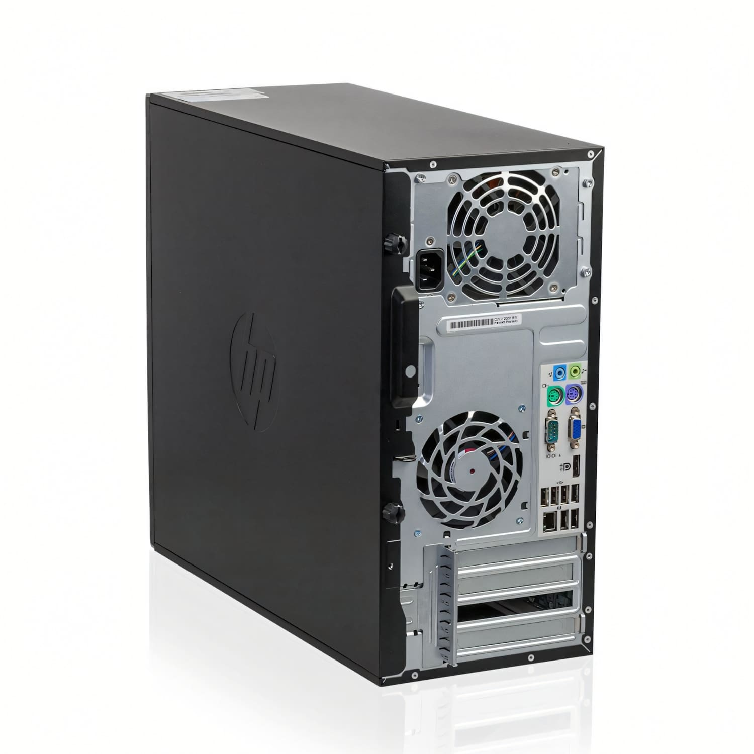 Una torre de ordenador de sobremesa HP negra. El panel trasero muestra ventiladores, puertos y conectores. El logotipo de HP está en el lateral.
