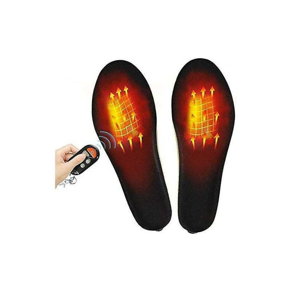 Zwei schwarze Einlegesohlen mit orangefarbenen Heizmustern und Pfeilen. Eine Hand hält eine Fernbedienung. Weißer Hintergrund.