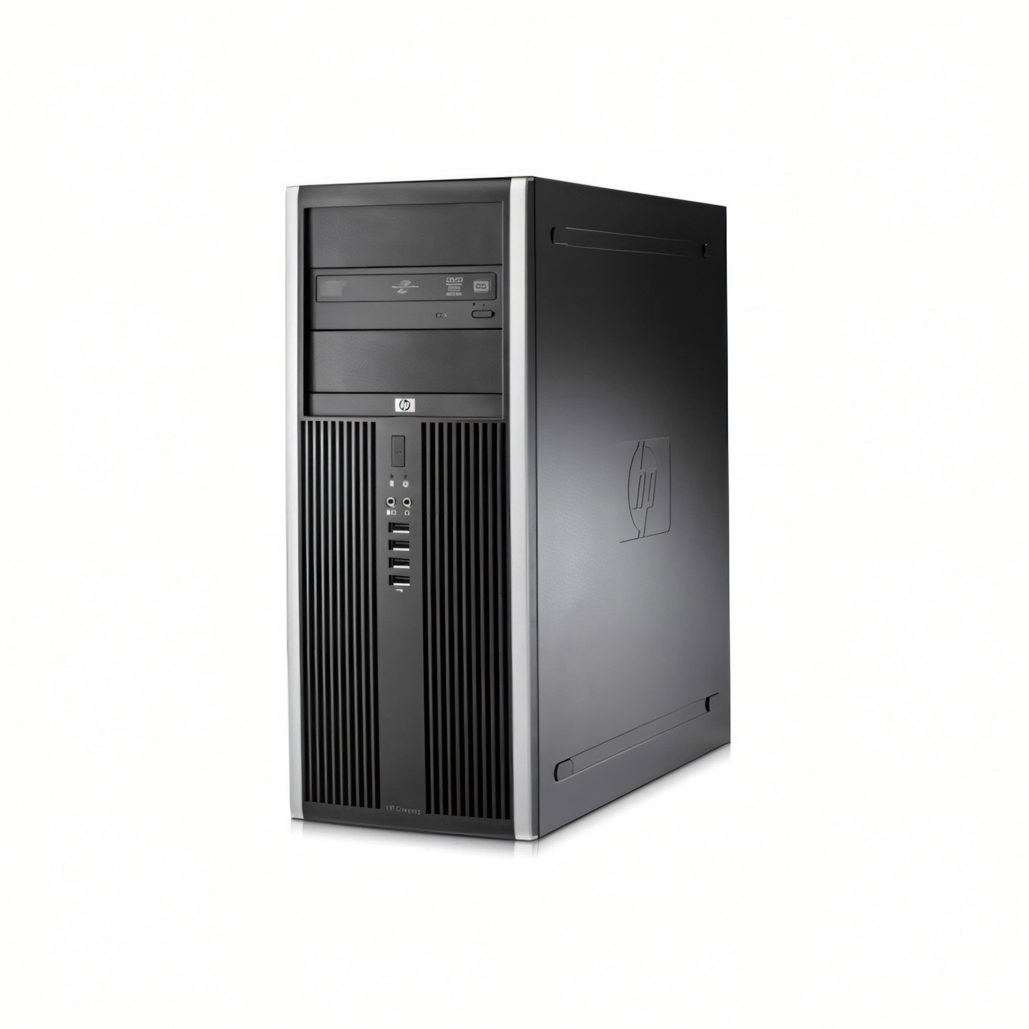 Una torre de computadora HP sobre un fondo blanco. Es negra con ribetes plateados. El logotipo de HP es visible. Hay una unidad de CD/DVD.