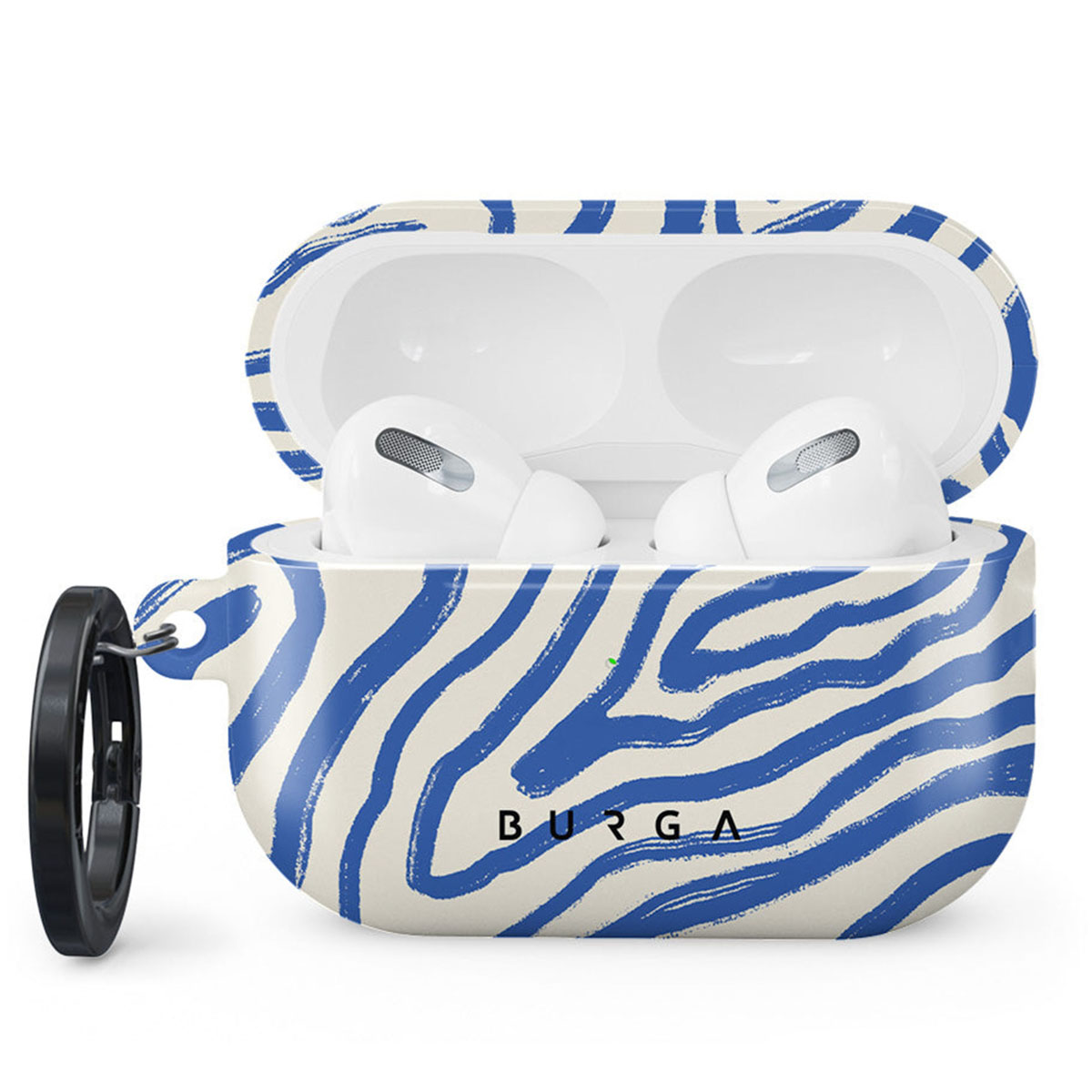 Witte AirPods Pro in een blauw-crème zebraprint hoesje. Een zwarte karabijnhaak is aan de hoes bevestigd.
