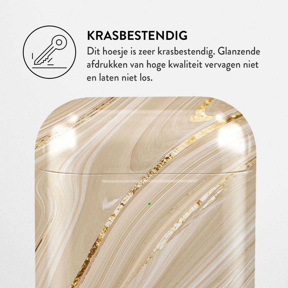 Close-up van een telefoonhoesje met een crème- en goudkleurig marmerpatroon. Tekst 'KRASBESTENDIG' en een sleutelicoon zijn zichtbaar.