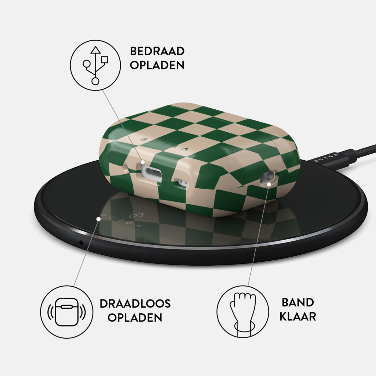 Een oortjesetui in een groen en beige dambordpatroon ligt op een zwarte draadloze oplader. De oplader is met een kabel verbonden.