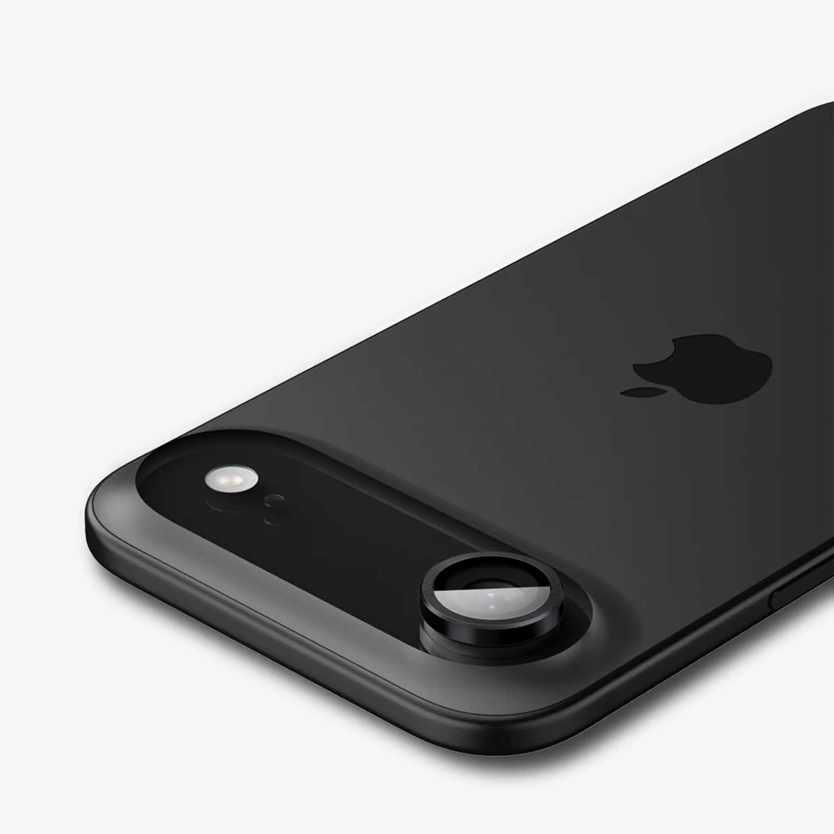 Un iPhone noir avec un accessoire d'objectif est présenté. Le logo Apple est visible. Le fond est blanc.
