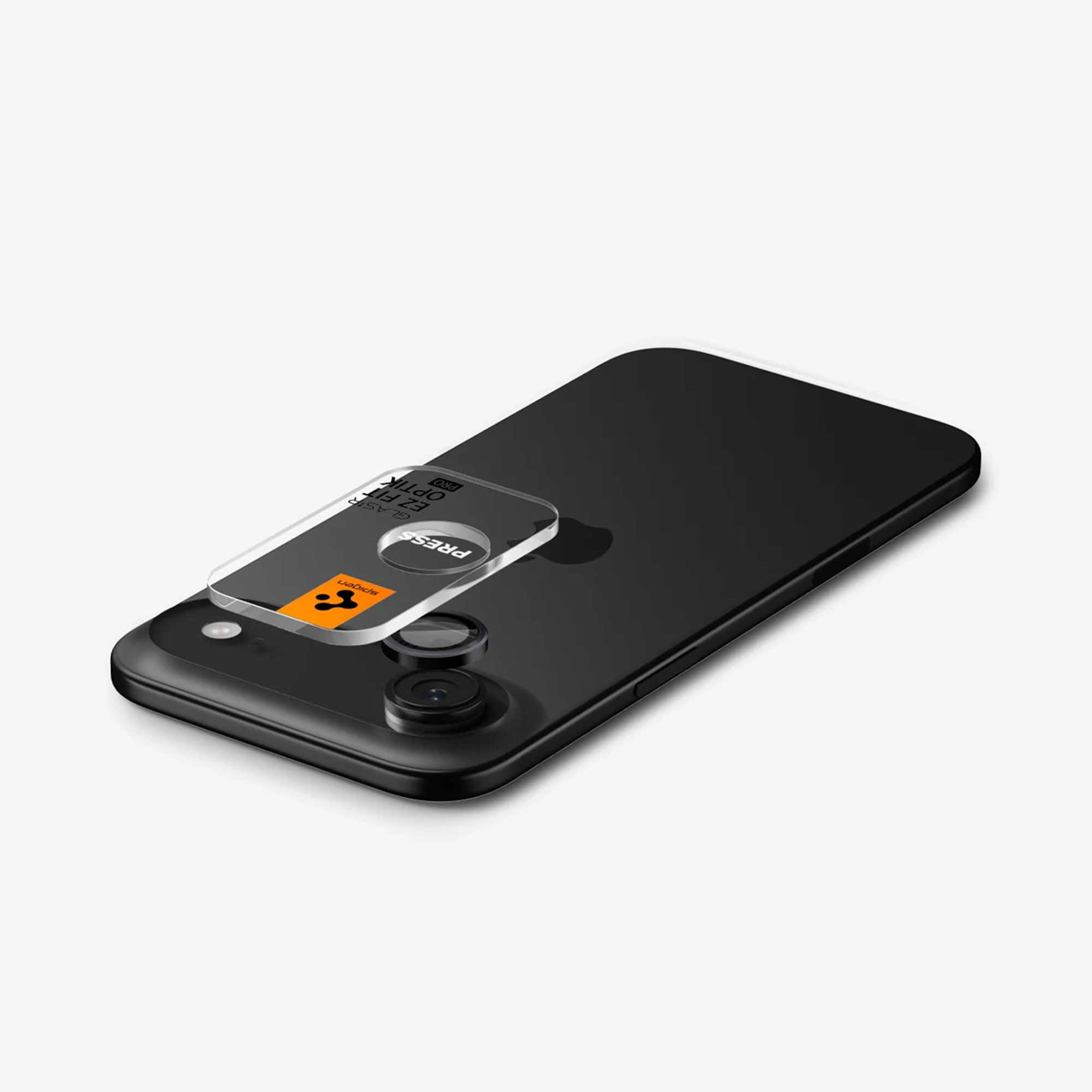 Un smartphone noir avec un protecteur d'écran transparent est posé sur une surface blanche. Le protecteur a du texte et un logo orange.