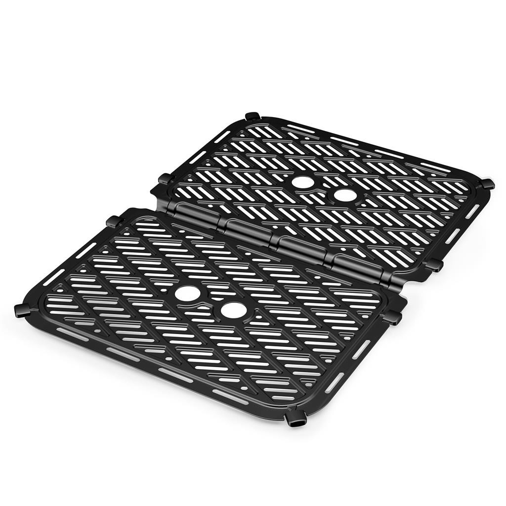 Schwarzes, klappbares Airfryer-Tablett auf weißem Hintergrund. Perforierte Oberfläche mit diagonalen Linien und Löchern.