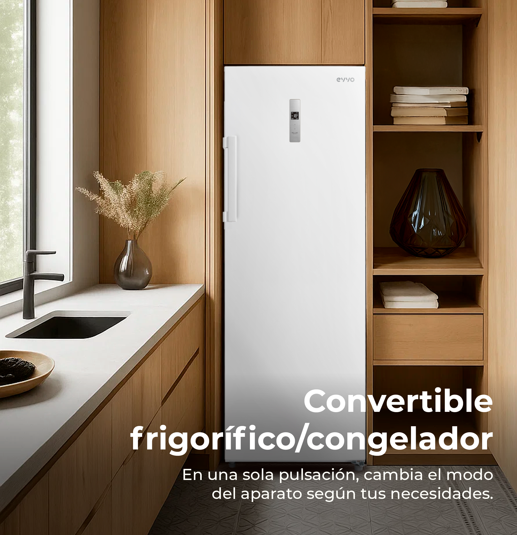 Un refrigerador blanco en una cocina de madera. Un jarrón con flores secas a la izquierda. Texto: frigorífico/congelador convertible.