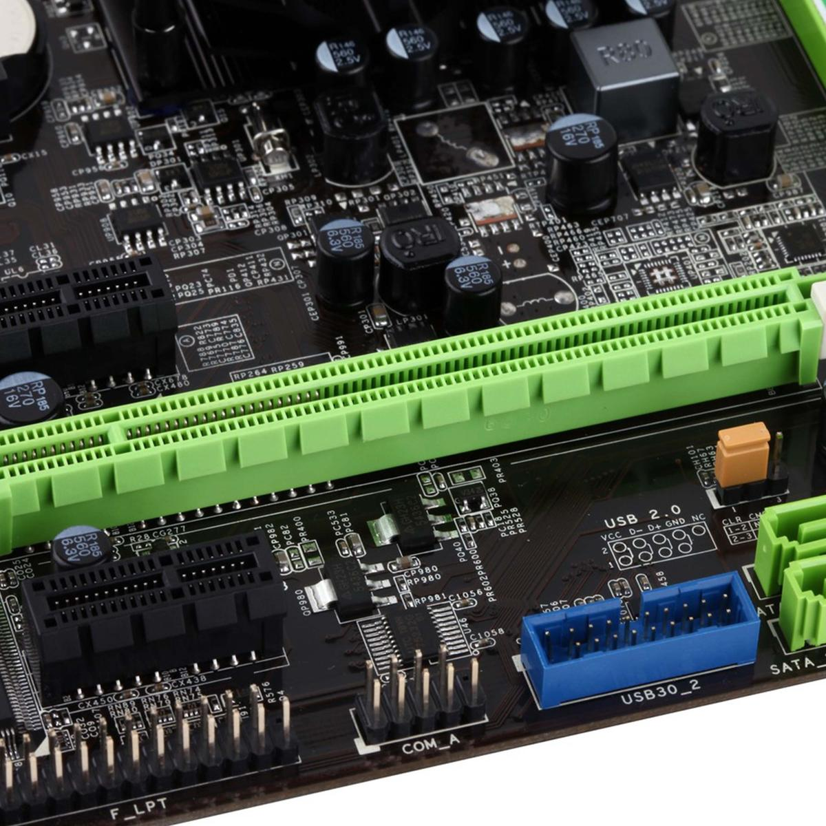 Primo piano di una scheda madre di computer nera. Connettori verdi e blu, insieme a vari componenti elettronici.