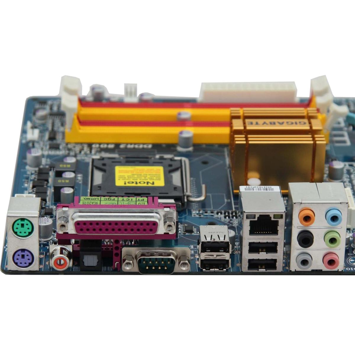 Una scheda madre per computer con varie porte e slot, tra cui slot RAM, un socket CPU e jack audio. I colori sono blu, giallo e oro.
