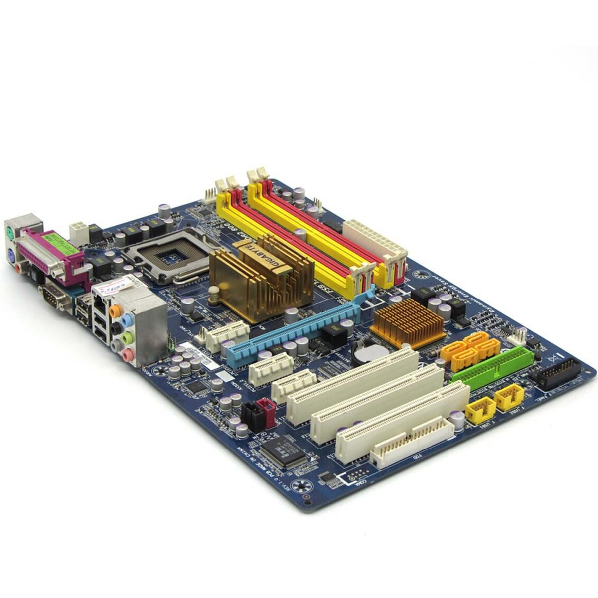 Una scheda madre di computer blu su sfondo bianco. Ha vari connettori e chip colorati. Il logo Gigabyte è visibile.