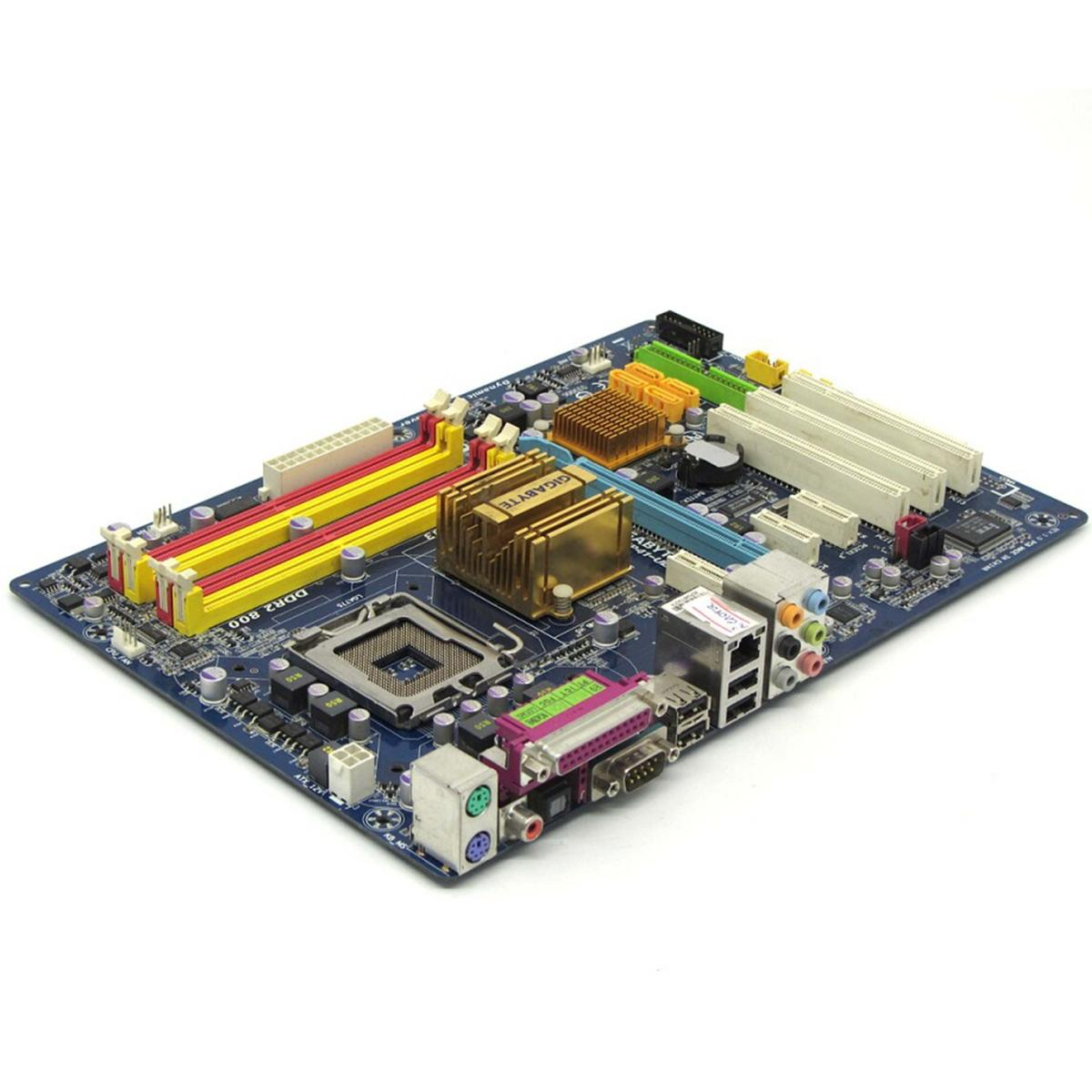 Una scheda madre blu per computer è su una superficie bianca. Ha varie fessure colorate e un dissipatore di calore dorato.