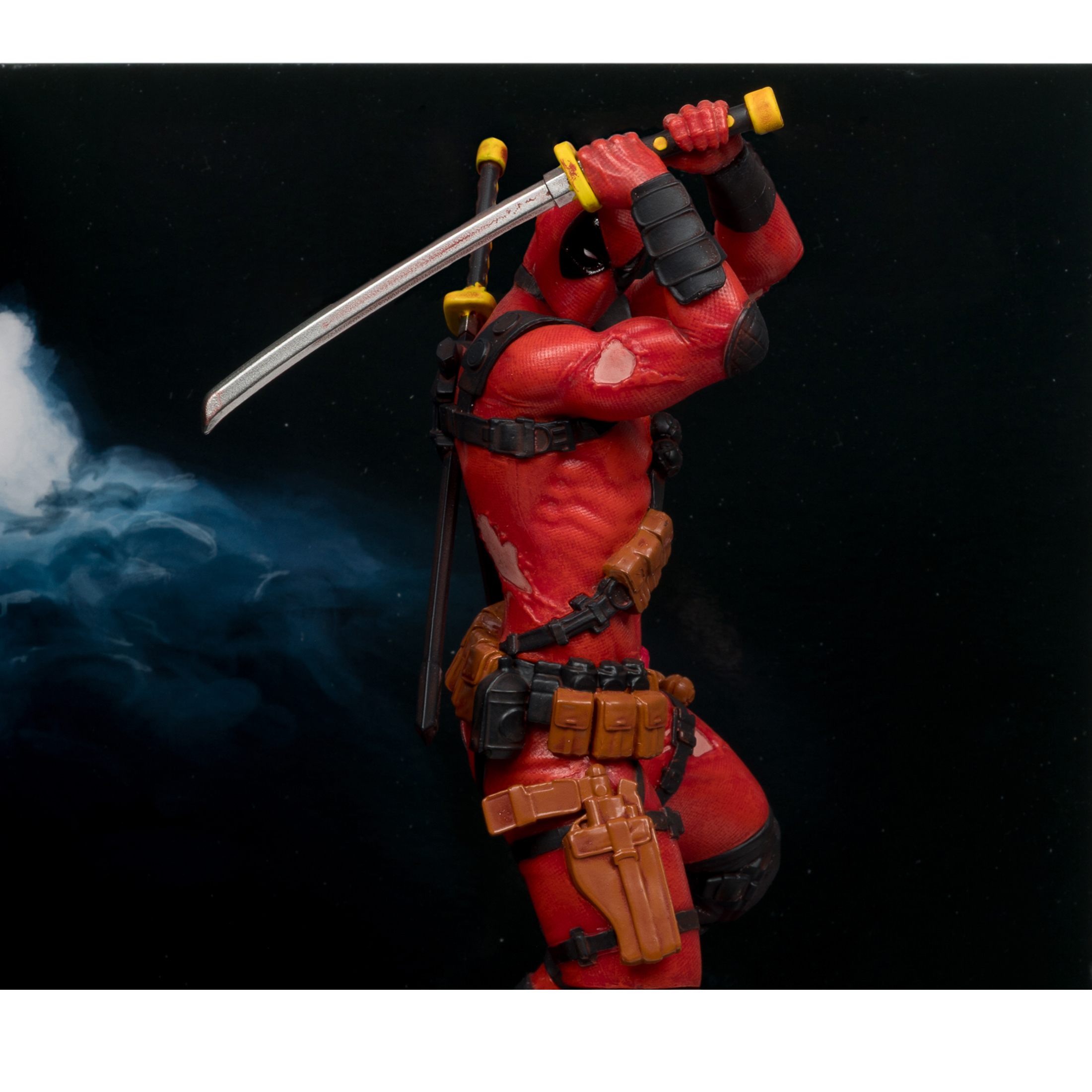 Figura di Deadpool in tuta rossa, con una katana. Sfondo scuro con effetto fumo blu.